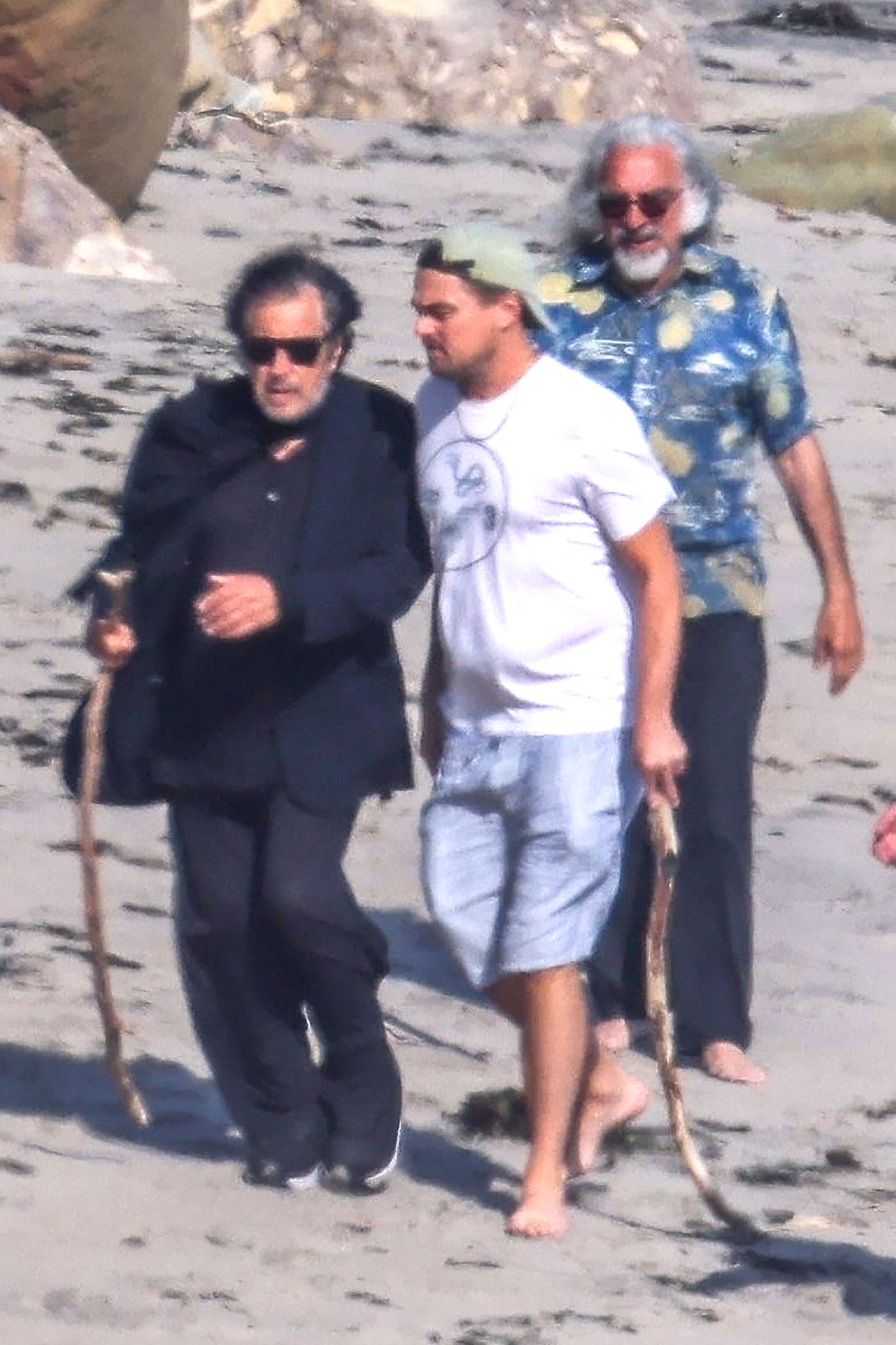Leo DiCaprio y Al Pacino dieron un armonioso paseo por la costa de la playa en Malibú. Los actores se encontraron en la localidad en que DiCaprio tiene casa de fin de semana junto a su pareja, la modelo argentina Camila Morrone