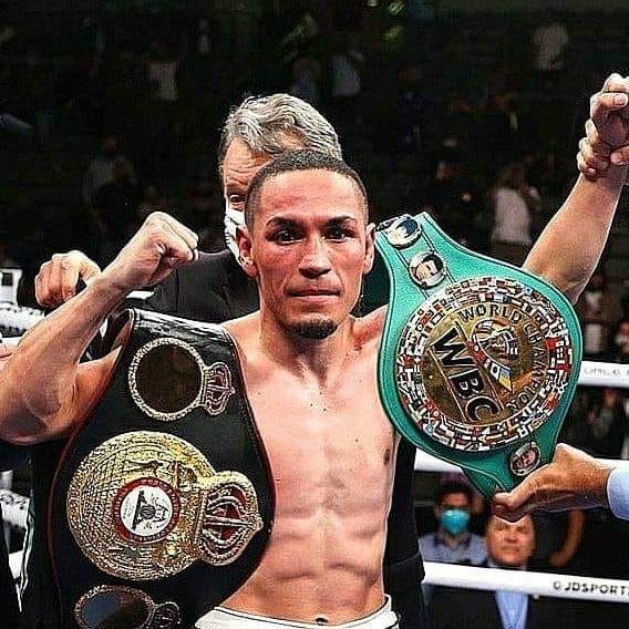 El "Gallo” Estrada es campeón unificado en peso supermosca  (Foto: Facebook@Juan Francisco "El Gallo" Estrada Oficial)