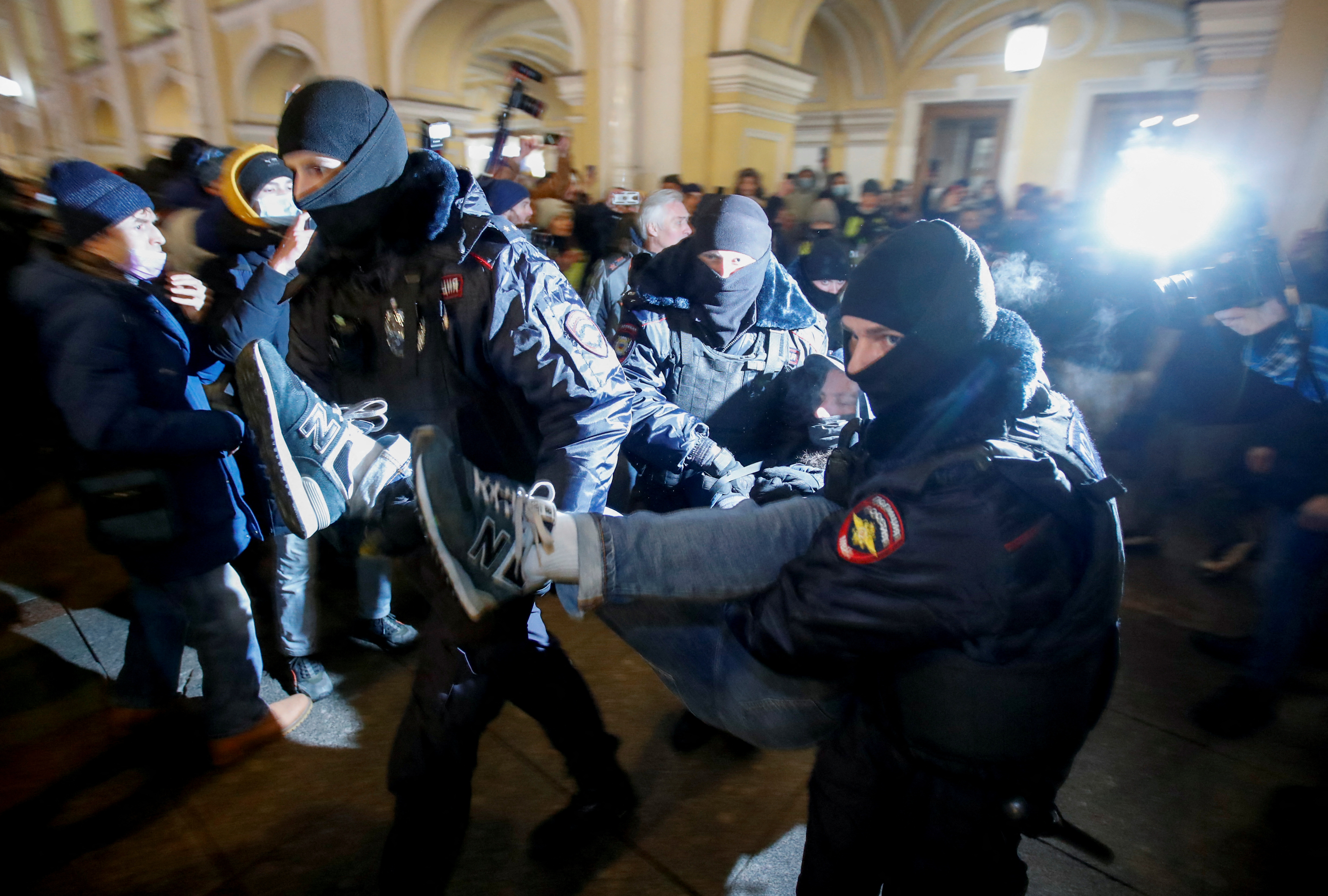 Agentes de policía detienen a un manifestante durante una protesta contra la guerra, después de que el presidente ruso Vladimir Putin autorizara una operación militar en Ucrania, en San Petersburgo, Rusia (Rusia)