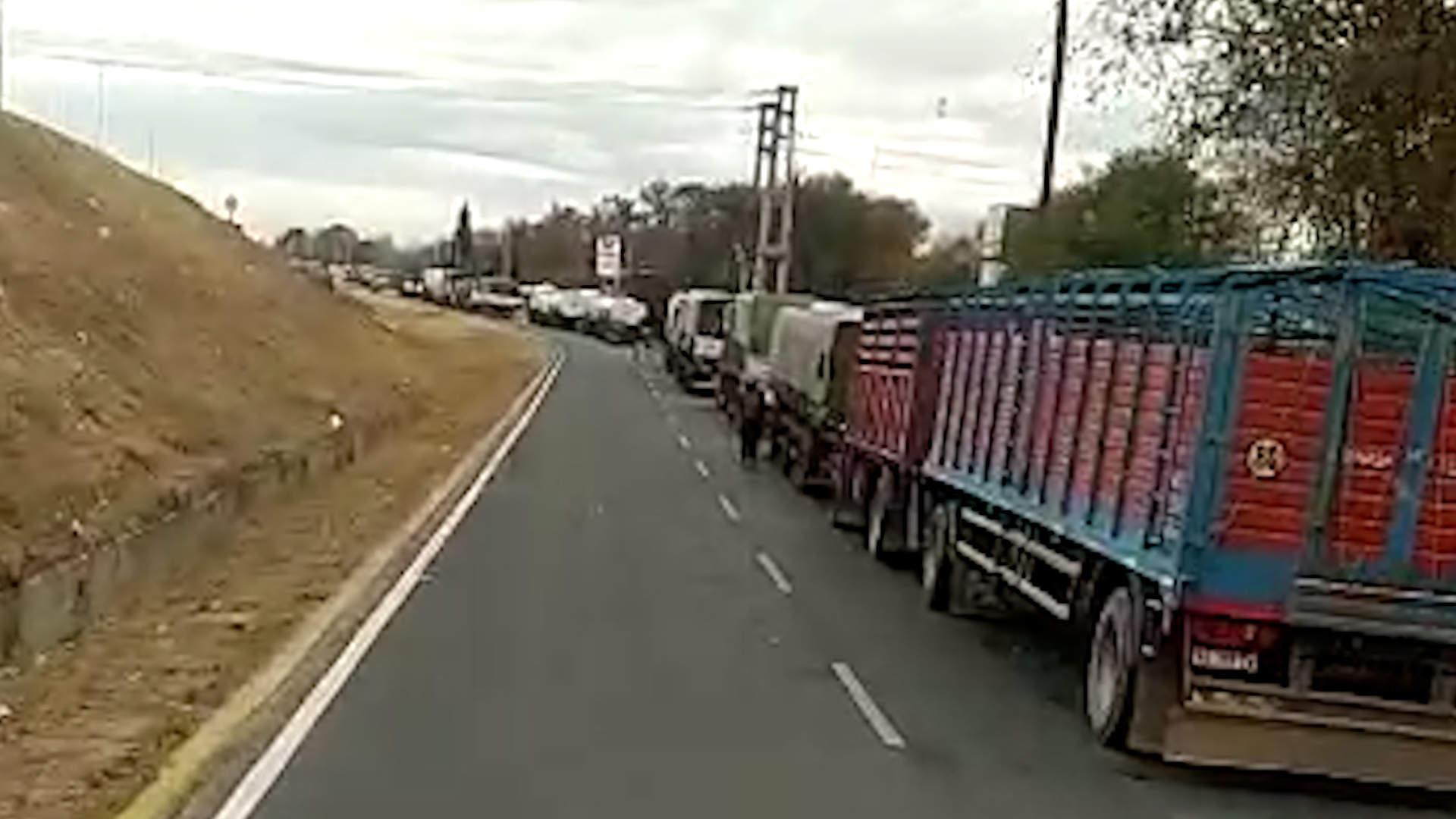 Colas de camiones para acceder a algunos litros de gasoil