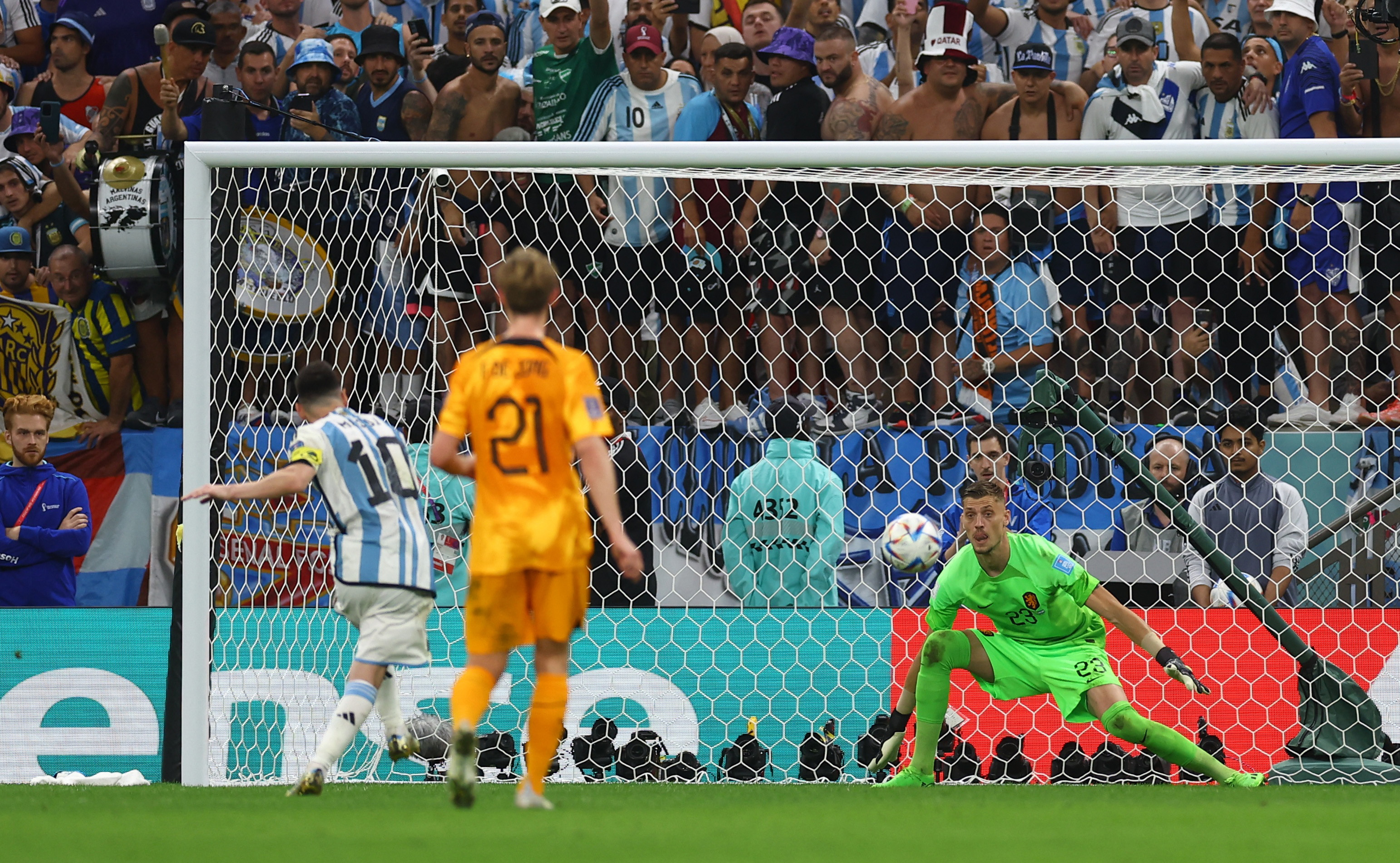 La definición del penal de Messi para el 2-0 (REUTERS/Kai Pfaffenbach)