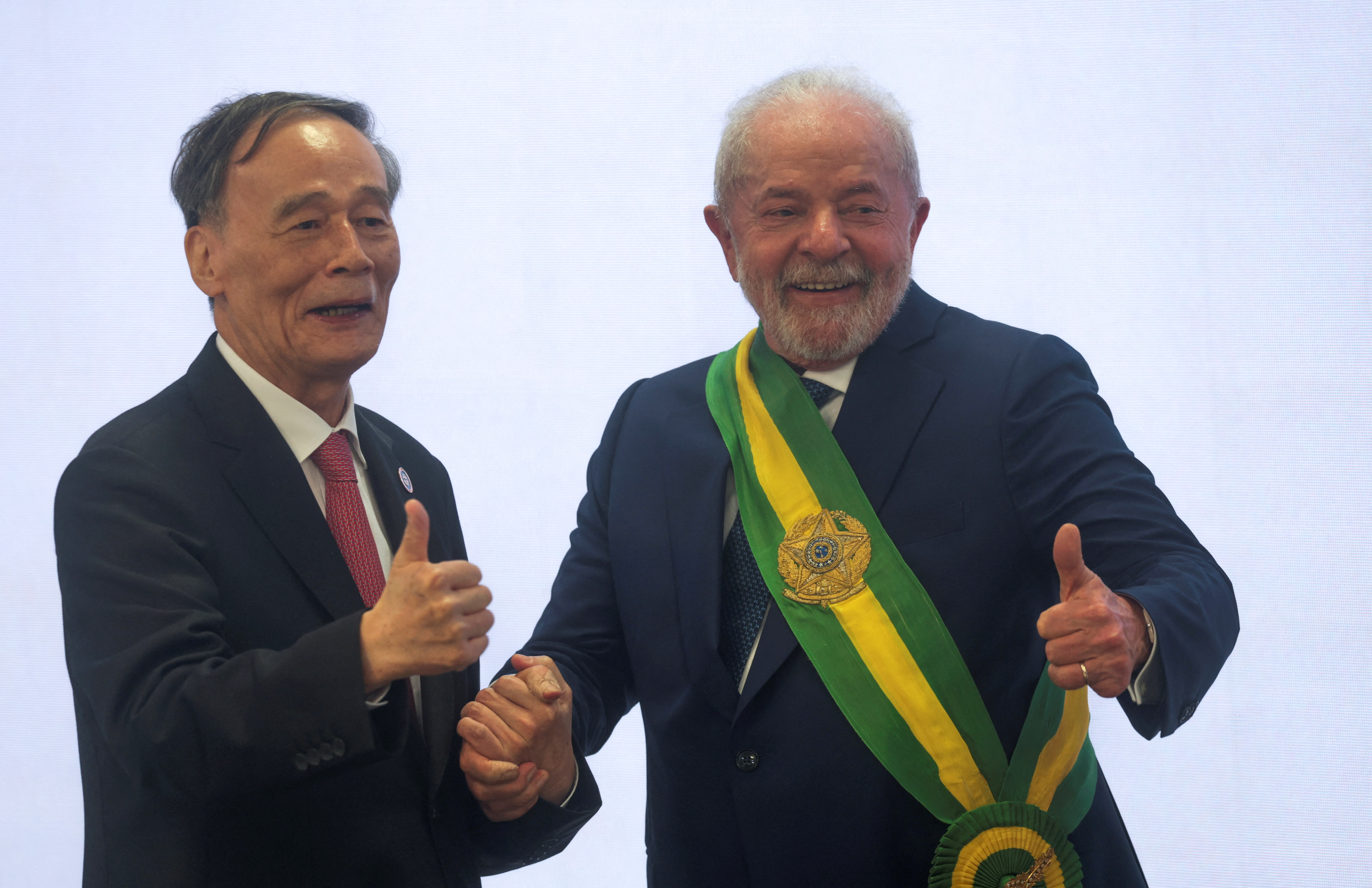 El presidente de Brasil Luiz Inacio Lula da Silva con el vicepresidente de China Wang Qishan, en Brasilia, Brasil, 1 de enero de 2023. (REUTERS)