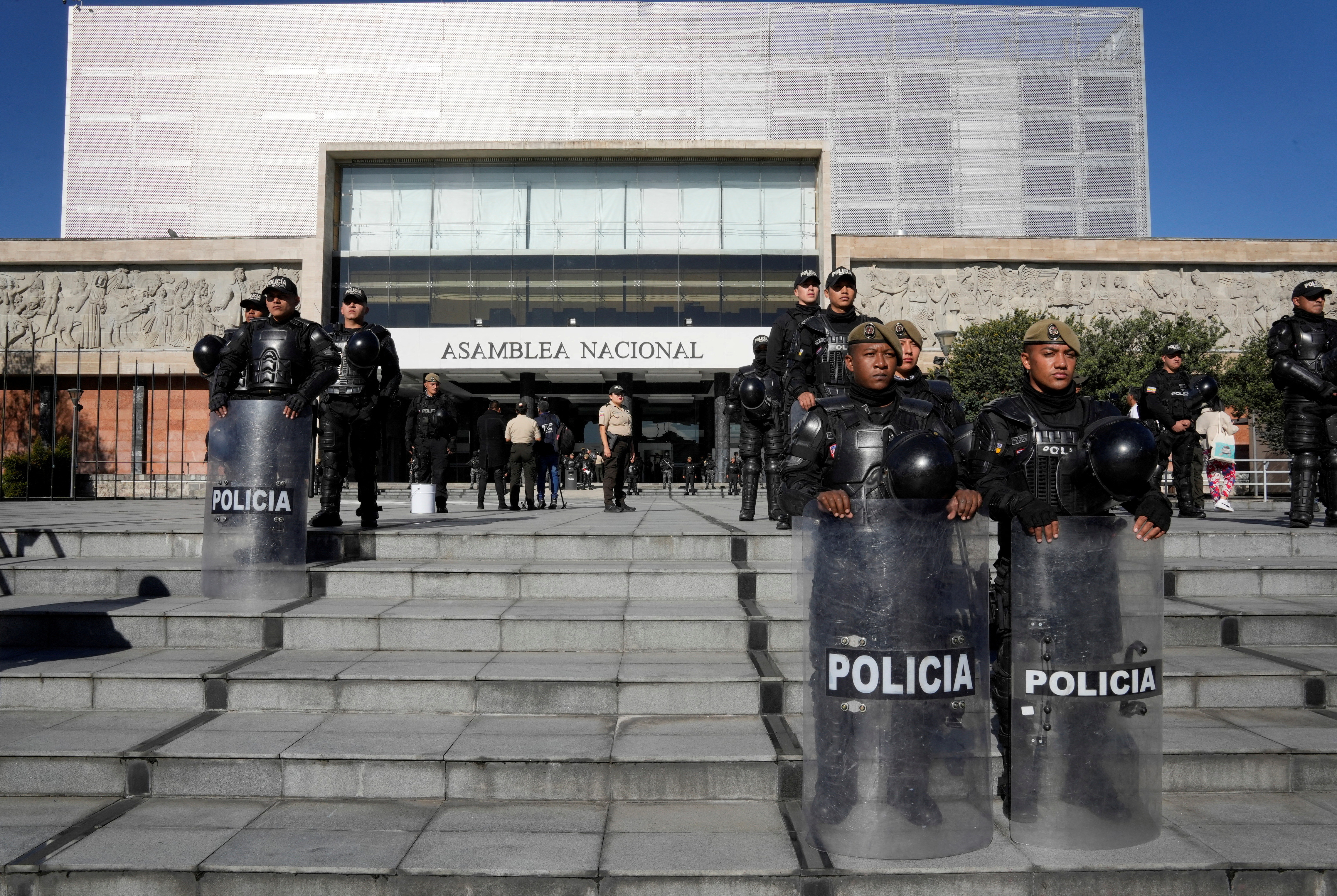 Policías en los alrededores de la Asamblea Nacional en Quito (REUTERS/Cristina Vega)