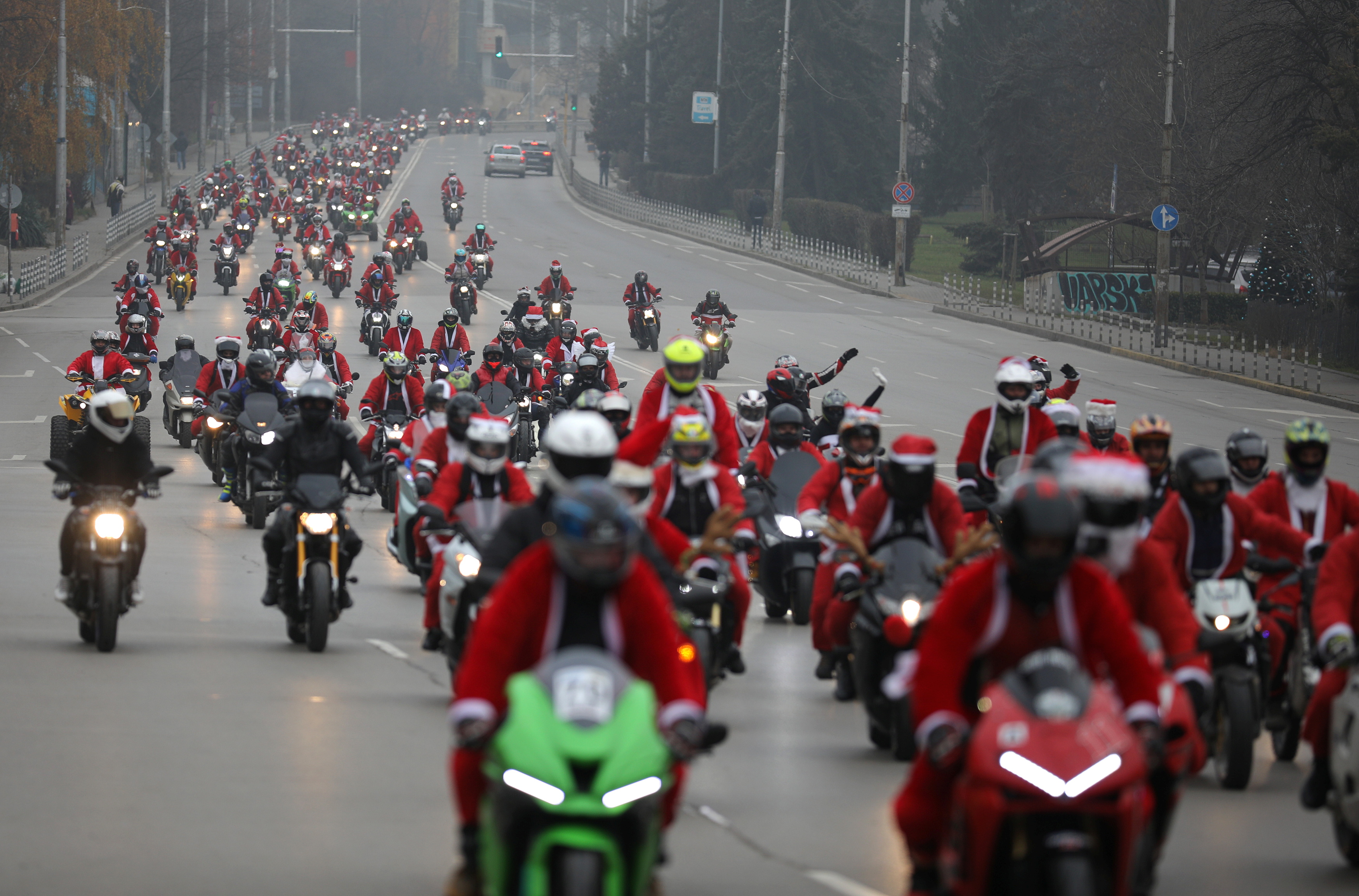 Personas vestidas con trajes de Papá Noel montan sus motos durante el paseo anual de Papá Noel en Sofía, Bulgaria (REUTERS/Stoyan Nenov)