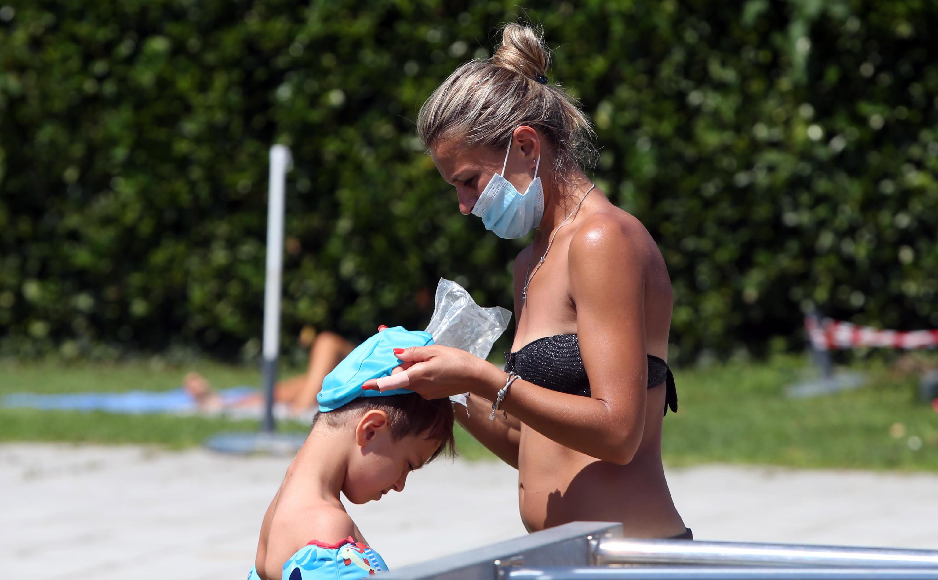 Una madre y su hijo disfrutan del verano con precauciones como miles de italianos. (EFE)