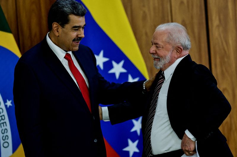 El presidente de Venezuela, Nicolás Maduro, y el presidente de Brasil, Luiz Inácio Lula da Silva, gesticulan antes de una cumbre con presidentes de Sudamérica para discutir el relanzamiento del bloque de cooperación regional UNASUR, en Brasilia, Brasil. 29 de mayo, 2023. REUTERS/Ueslei Marcelino/Archivo