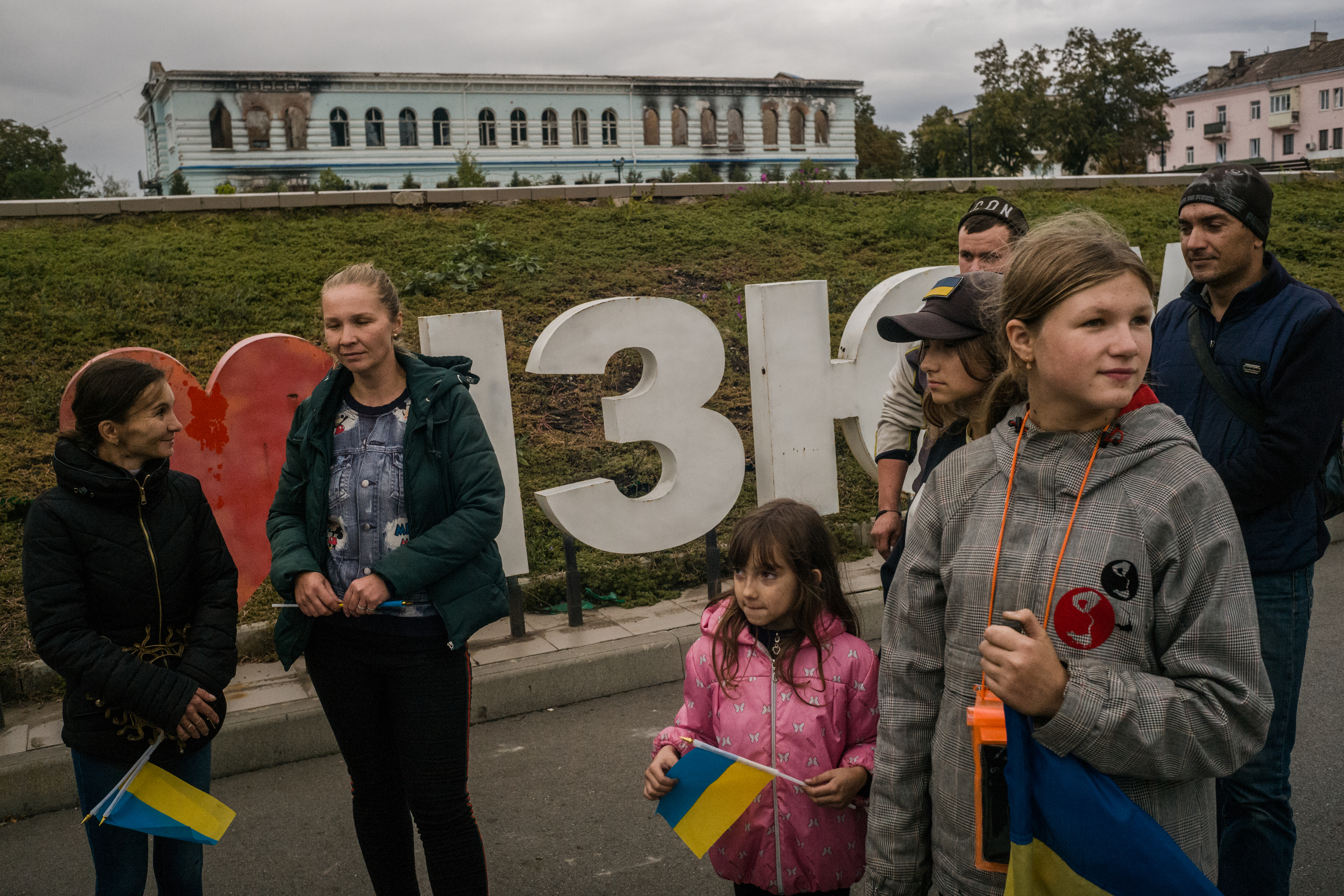 Los residentes se aventuraron en el centro de Izyum, Ucrania, después de que una contraofensiva ucraniana liberara la ciudad y pusiera fin a meses de ocupación rusa. (Wojciech Grzedzinski para The Washington Post)