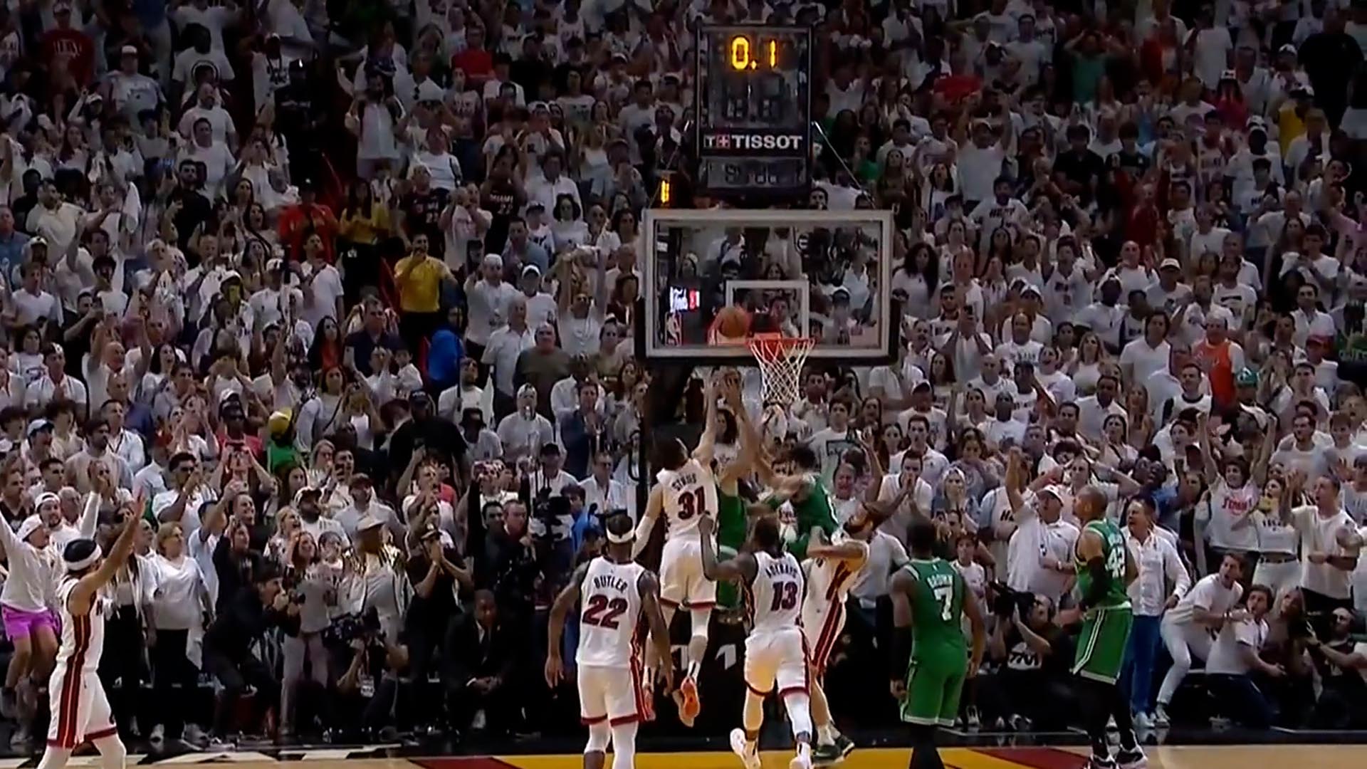 El tiro imposible a menos de un segundo del final del partido con el que Celtics le ganaron a los Heat en los playoffs de la NBA