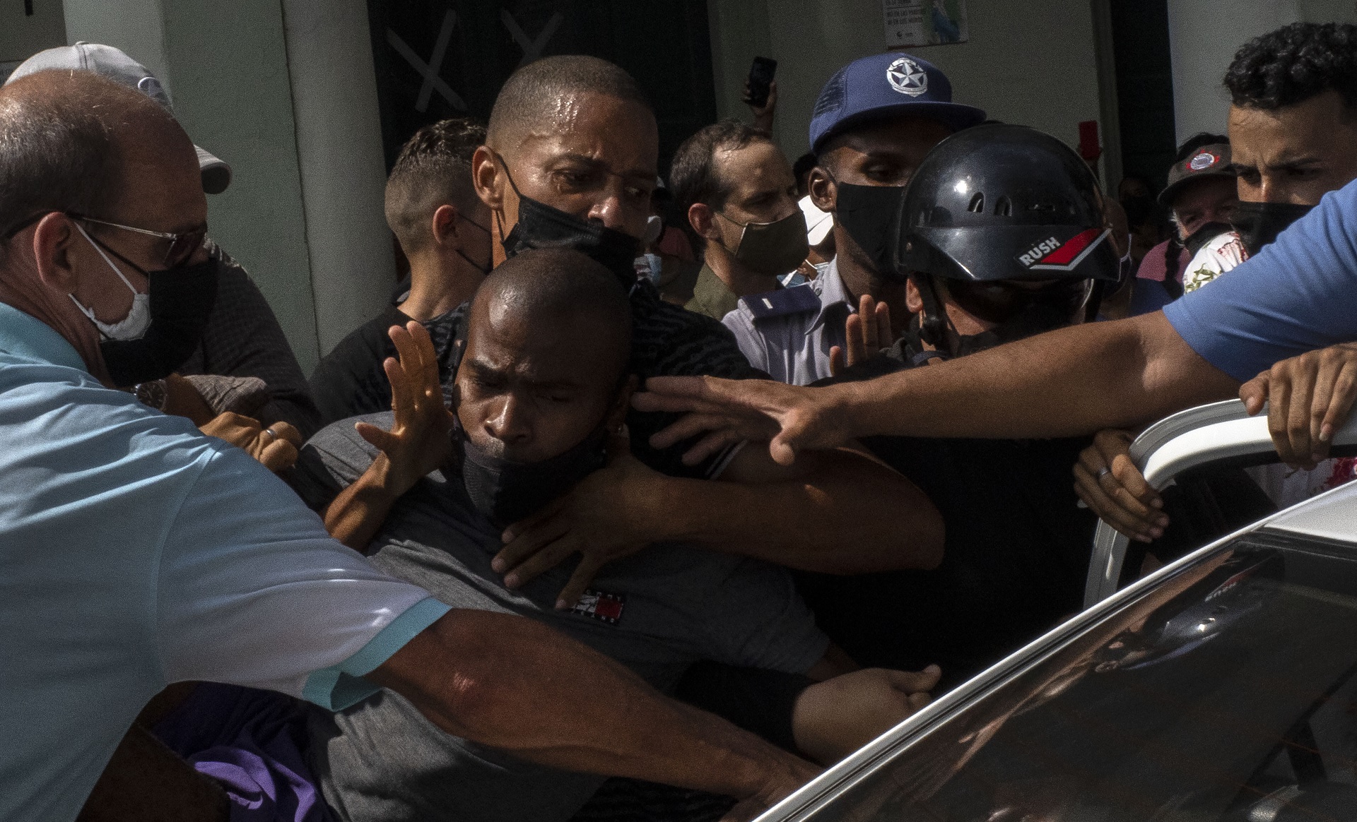 Un hombre detenido durante las protestas en La Habana del 11 de julio de 2020. (AP/Ramon Espinosa)

