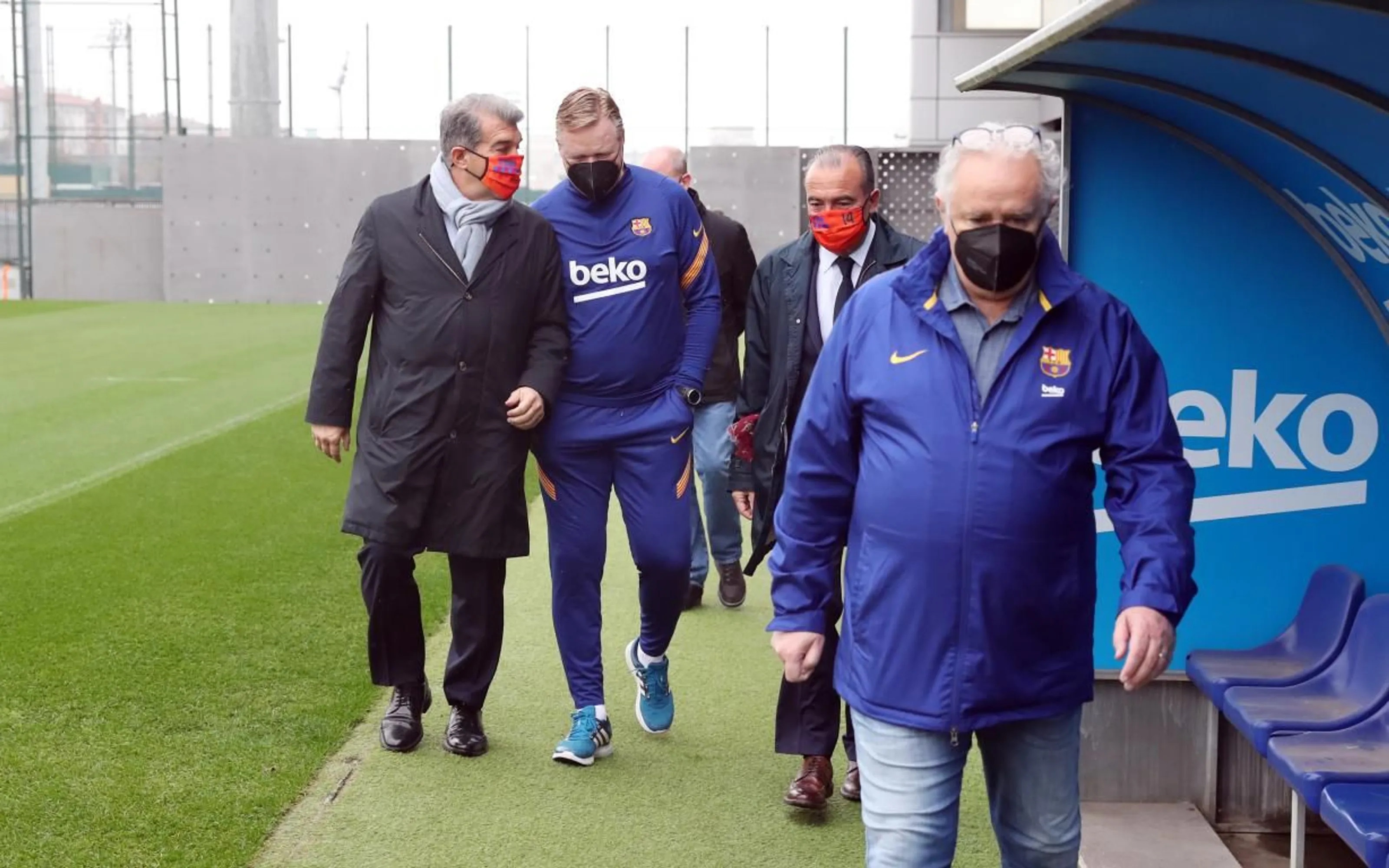 Joan Laporta camina junto a Ronald Koeman en la Ciutat Esportiva Joan Gamper después de ser elegido nuevo presidente del club (Foto: Europa Press)
