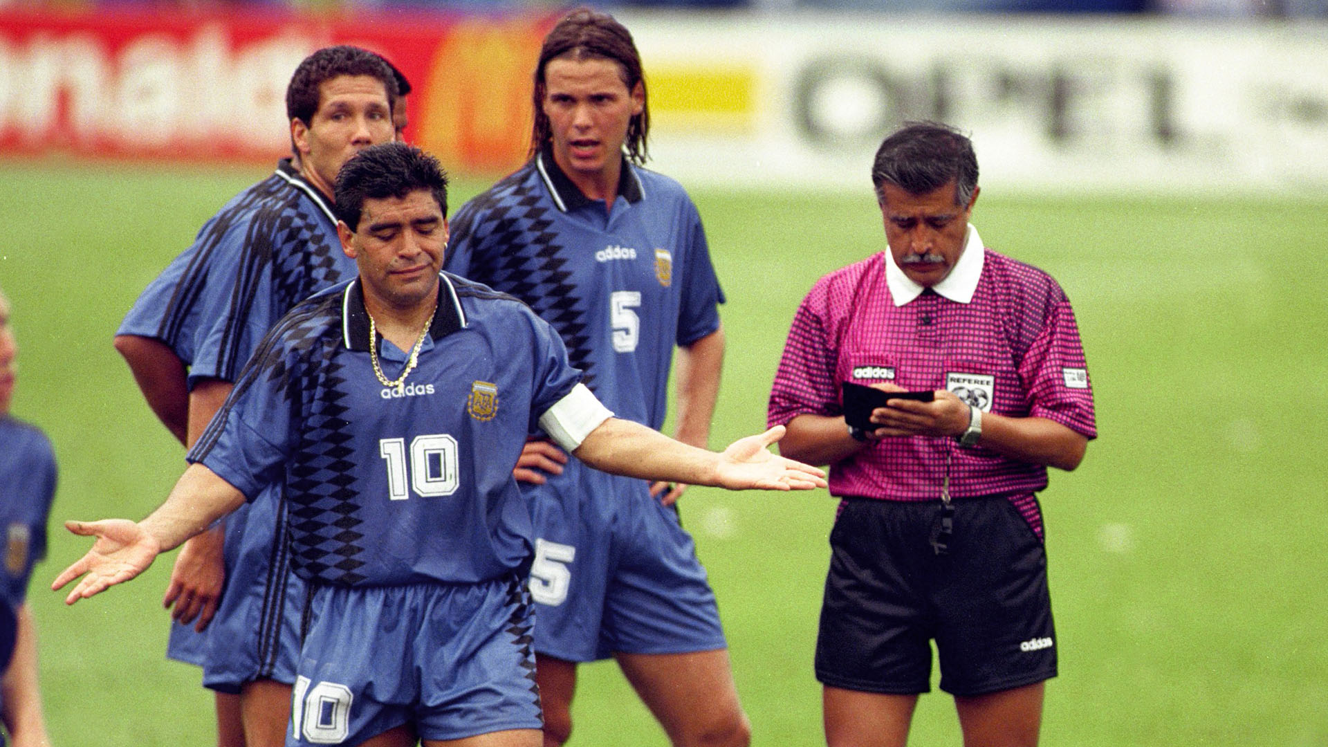 Los recuerdos del árbitro que pitó el último gol de Maradona en un Mundial: el consejo que dio a Diego en pleno partido - Infobae