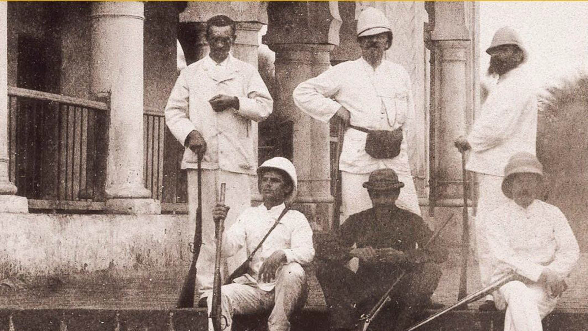 Georges Révoil, “Environs d’Aden. Avant le déjeuner à Sheikh Othman”, 1880. Rimbaud es el único que no lleva sombrero, todos posan con su fusil, todos los demás tienen una pose triunfante. Quizás el antiguo poeta se sentía alejado del uniforme y la actitud colonial.