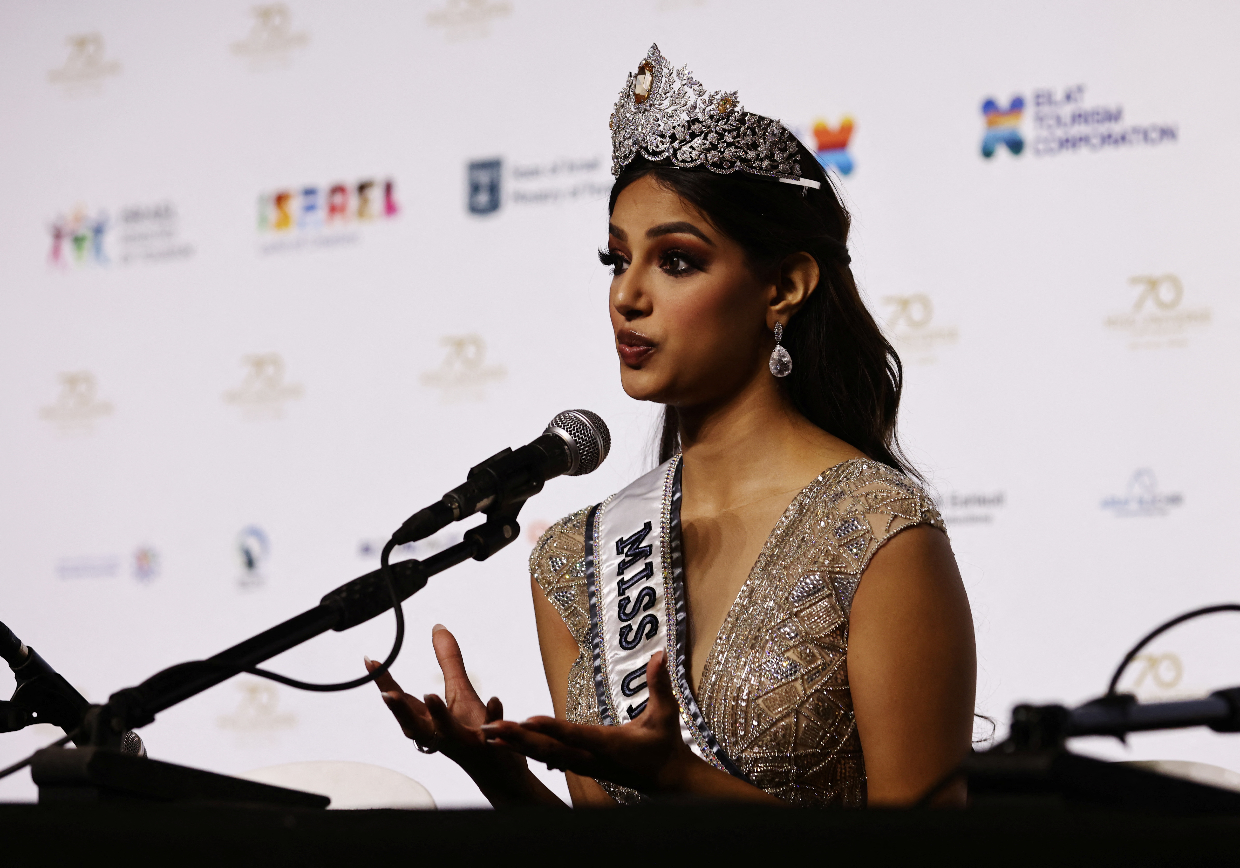 Harnaaz Sandhu de India habló en una conferencia de prensa después de coronarse como Miss Universe en Eilat, Israel. REUTERS/Ronen Zvulun