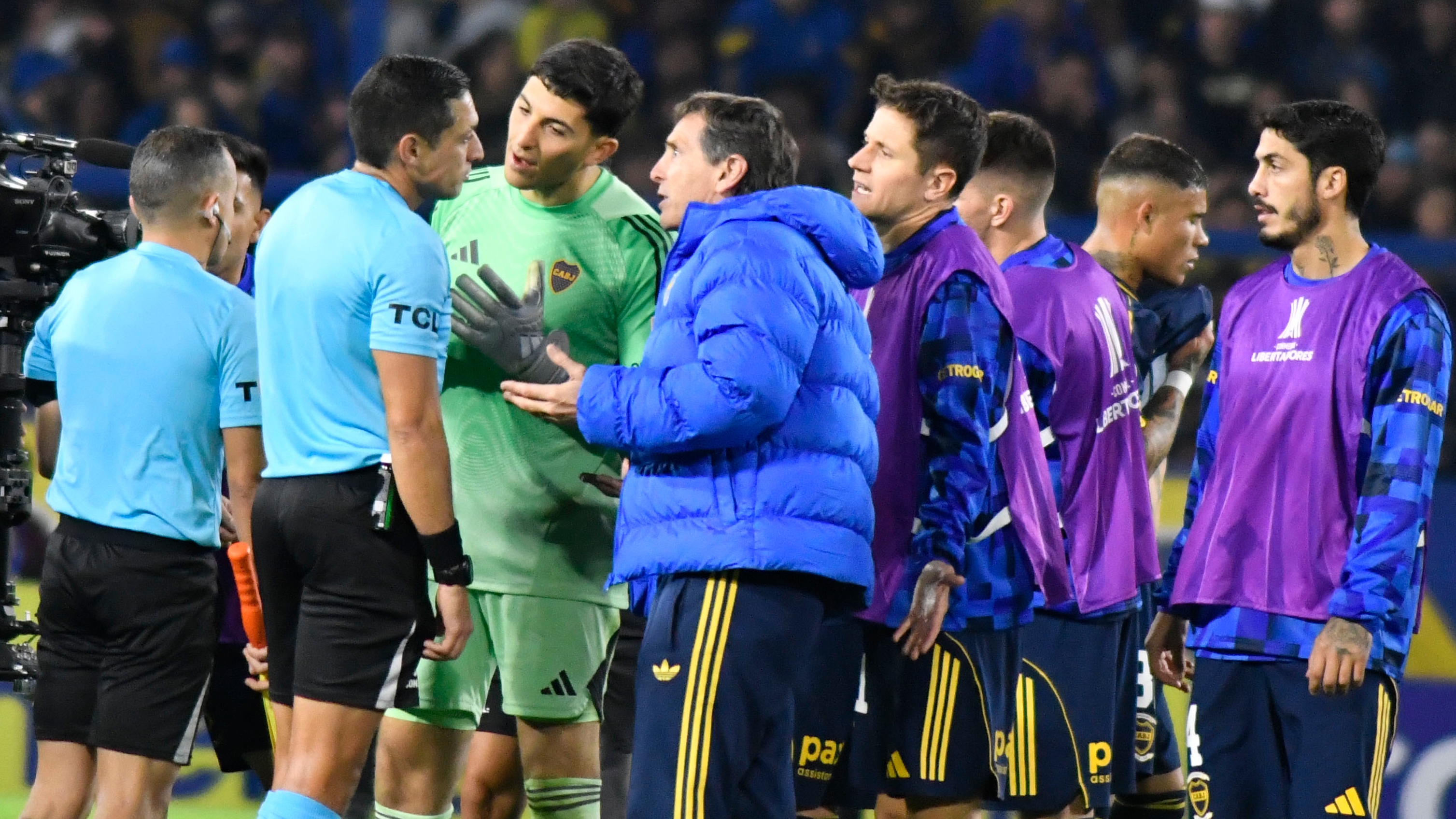 Conmebol dio a conocer los audios del VAR de Boca-Cruzeiro: el gol anulado a Merentiel y la mano de Lucas Romero 