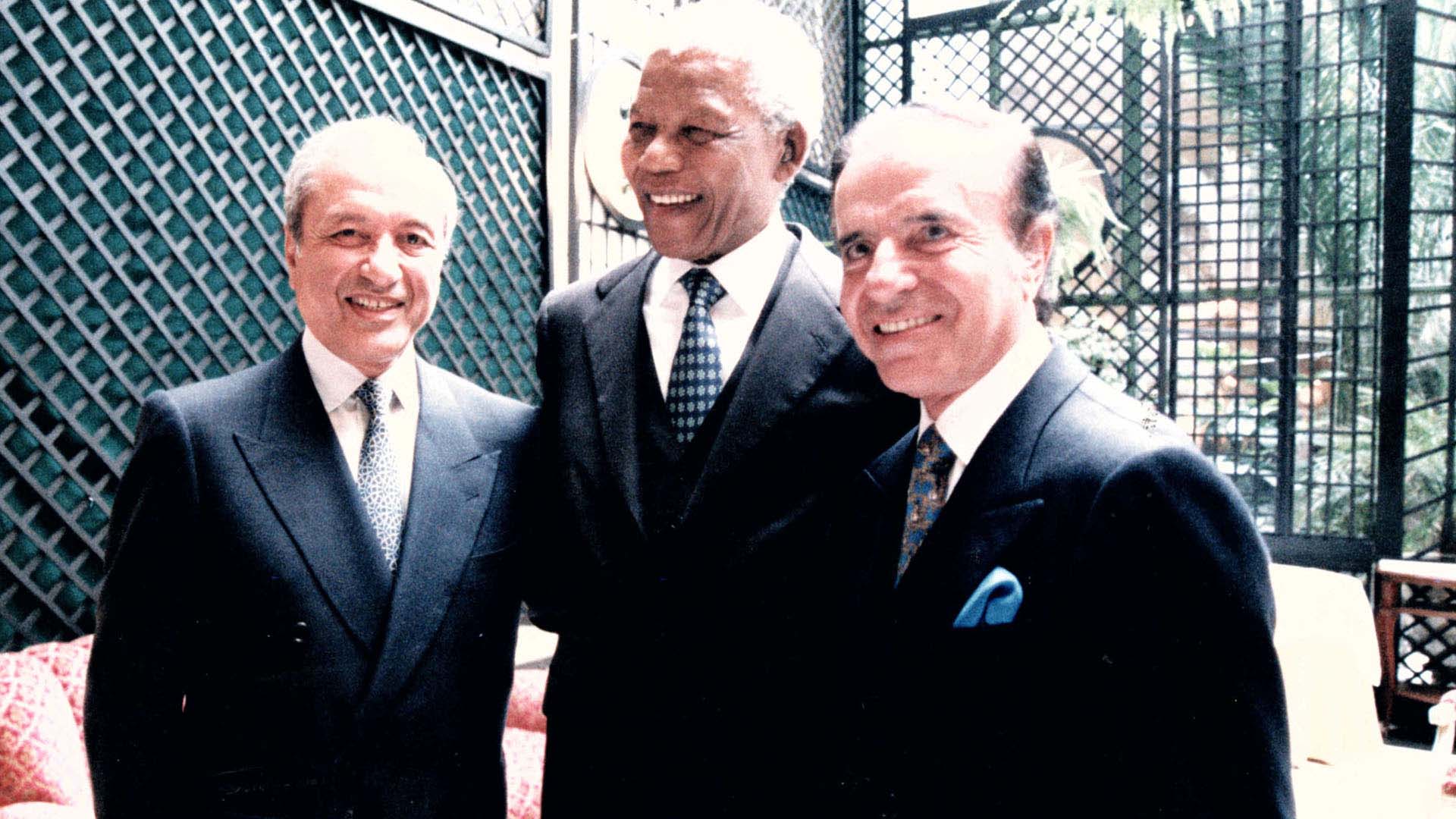 Con su hermano Eduardo, ex senador de la Nación, dándole la bienvenida a Nelson Mandela. El líder sudafricano visitó la Argentina en 1998