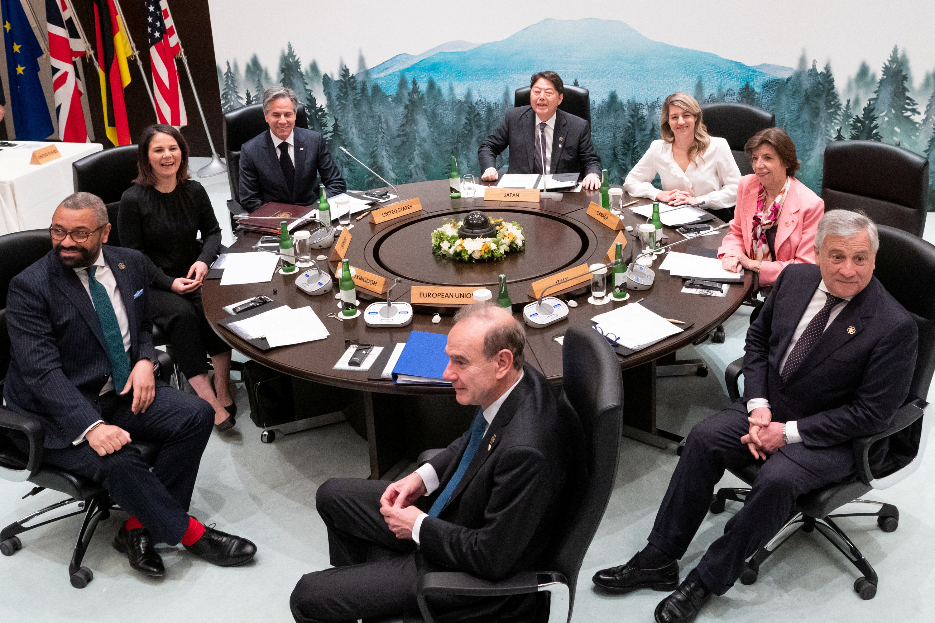 El Secretario de Relaciones Exteriores británico, James Cleverly, la Ministra de Relaciones Exteriores de Alemania, Annalena Baerbock, el secretario de Estado de EEUU, Antony Blinken, el ministro de Relaciones Exteriores de Japón, Yoshimasa Hayashi, la ministra de Relaciones Exteriores de Canadá, Melanie Joly, la ministra de Relaciones Exteriores de Francia, Catherine Colonna, el ministro de Relaciones Exteriores de Italia, Antonio Tajani, y el secretario general adjunto del Servicio Europeo de Acción Exterior (EEAS), Enrique Mora, en el inicio de la quinta sesión de trabajo de la Reunión de Ministros de Relaciones Exteriores del G7 en el hotel Prince Karuizawa en Karuizawa el 18 de abril de 2023. YUICHI YAMAZAKI/Pool vía REUTERS