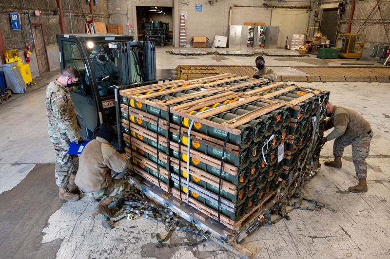 Aviadores y civiles del 436º Escuadrón de Puerto Aéreo almacenan municiones, armas y otros equipos con destino a Ucrania  (Fuerza Aérea de los Estados Unidos/Mauricio Campino/Handout via REUTERS)