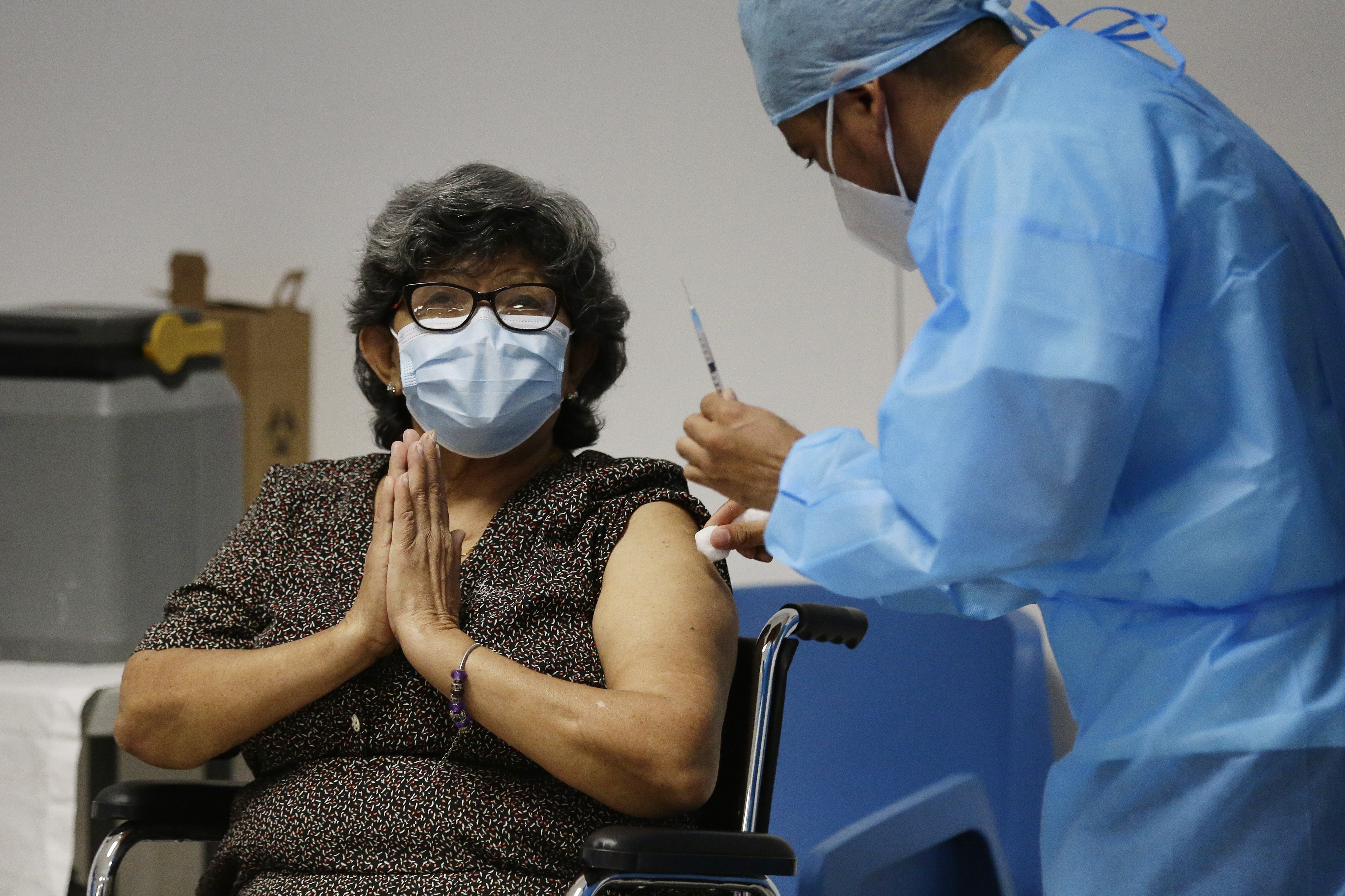 Enriqueta Martínez (66) reacciona al recibir la vacuna de la farmacéutica Sinovac contra la covid-19 en el Centro de Atención a Ancianos "Sara Saldívar", en San Salvador (El Salvador).EFE/ Rodrigo Sura/Archivo 