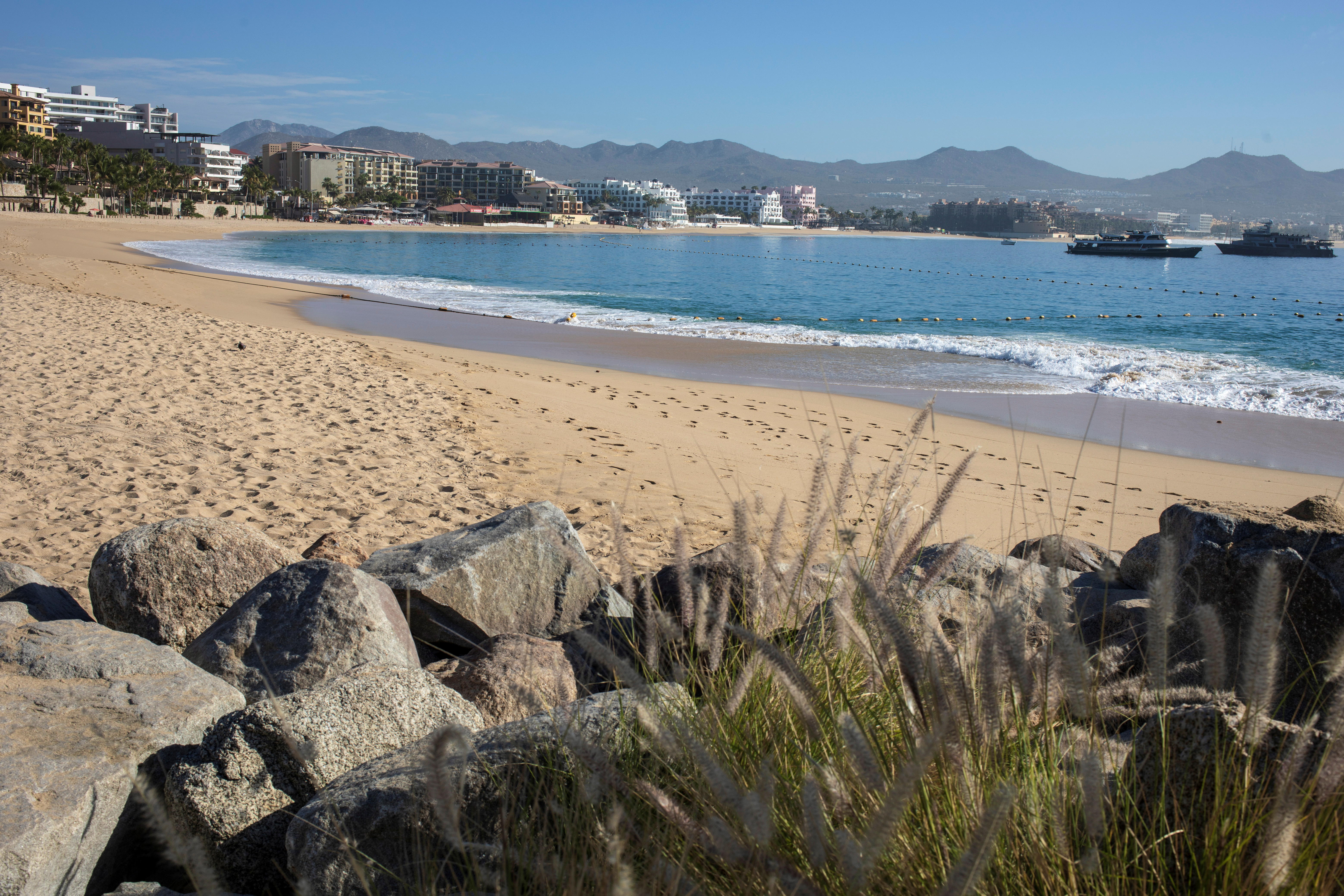 La playa de Los Cabos desierta (REUTERS/Fernando Castillo)