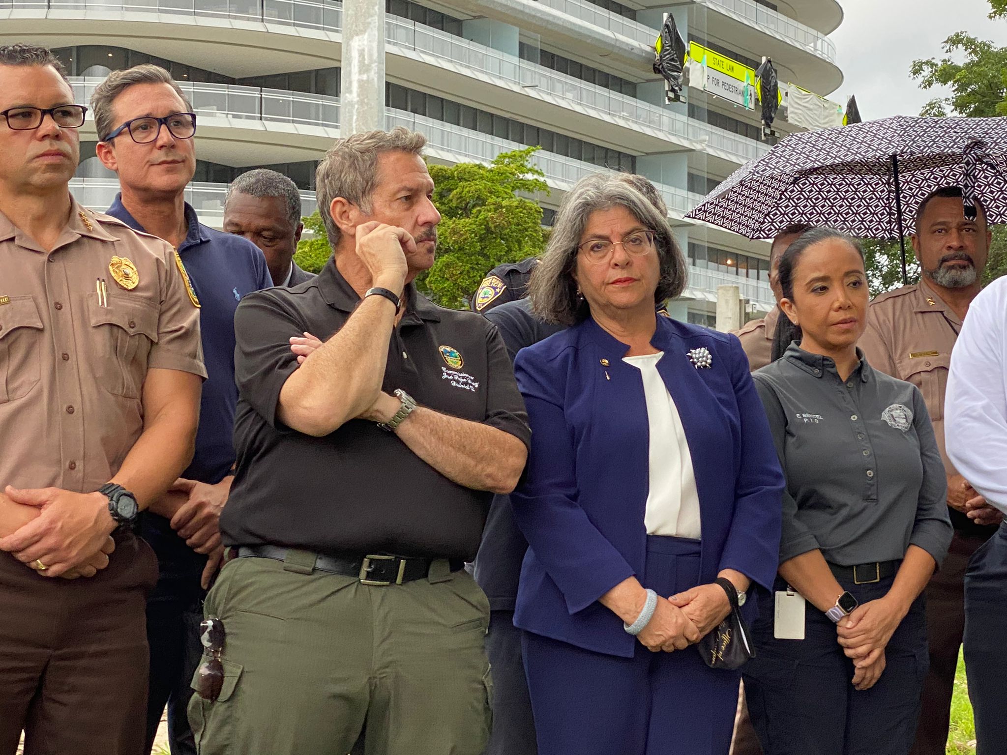 La alcaldesa del Condado de Miami Dade, Daniella Levine, aseguró que los equipos de rescate se mantendrán trabajando las 24 horas (FOTO: INFOBAE)
