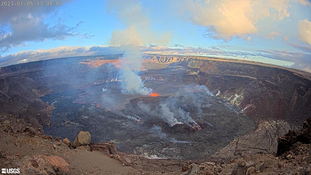 Vista general de la lava emergiendo en el cráter Halema'uma'u del volcán Kilauea en Hawaii, EE.UU. 5 de enero de 2023, en esta imagen fija proporcionada por la cámara de vigilancia del USGS. U.S. Geological Survey/Handout via REUTERS 