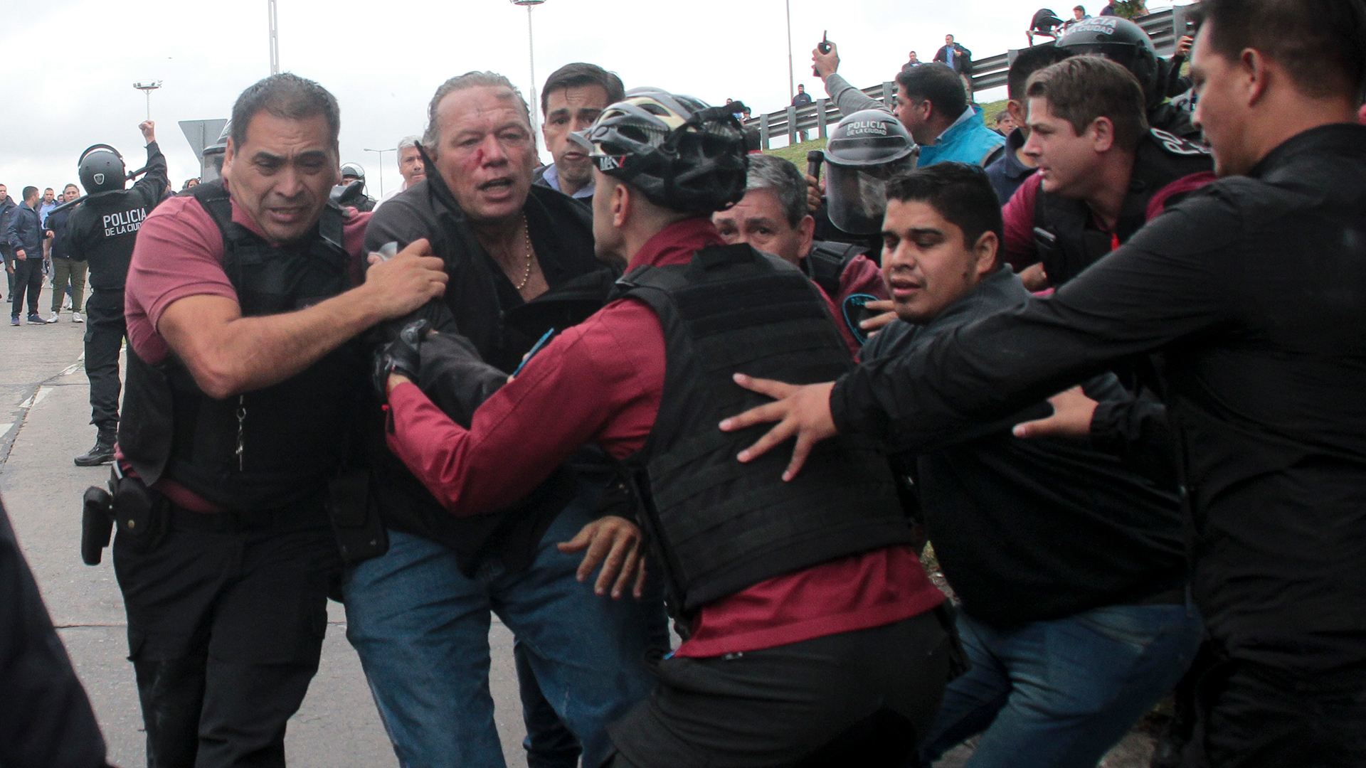 Sergio Berni al ser retirado por efectivos de la Policía de la Ciudad (AP)
