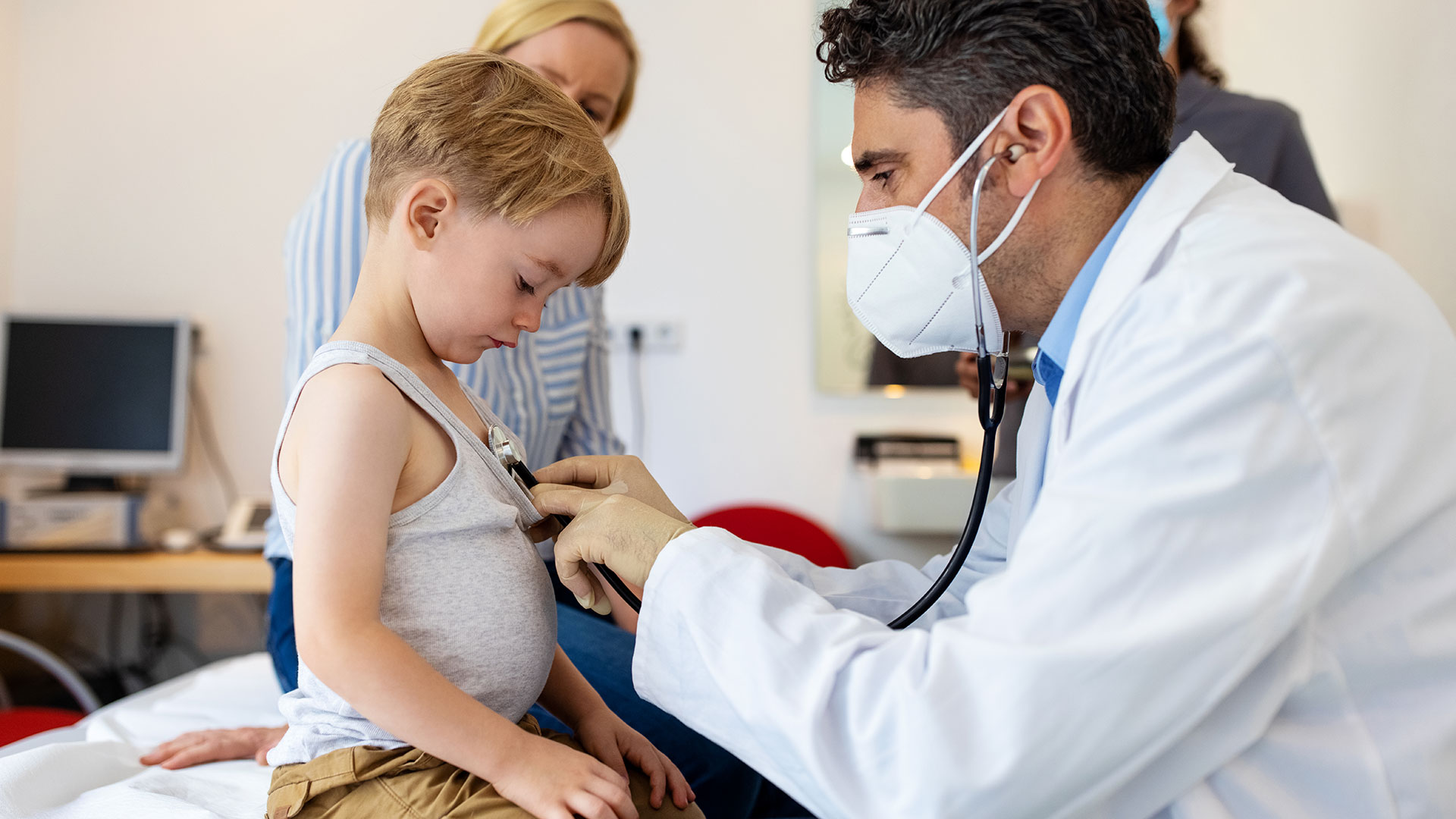 "La información sobre la durabilidad de las respuestas inmunitarias naturales específicas del SARS-CoV-2 en los niños es importante para informar las estrategias de vacunación", destacaron los investigadores (Getty)