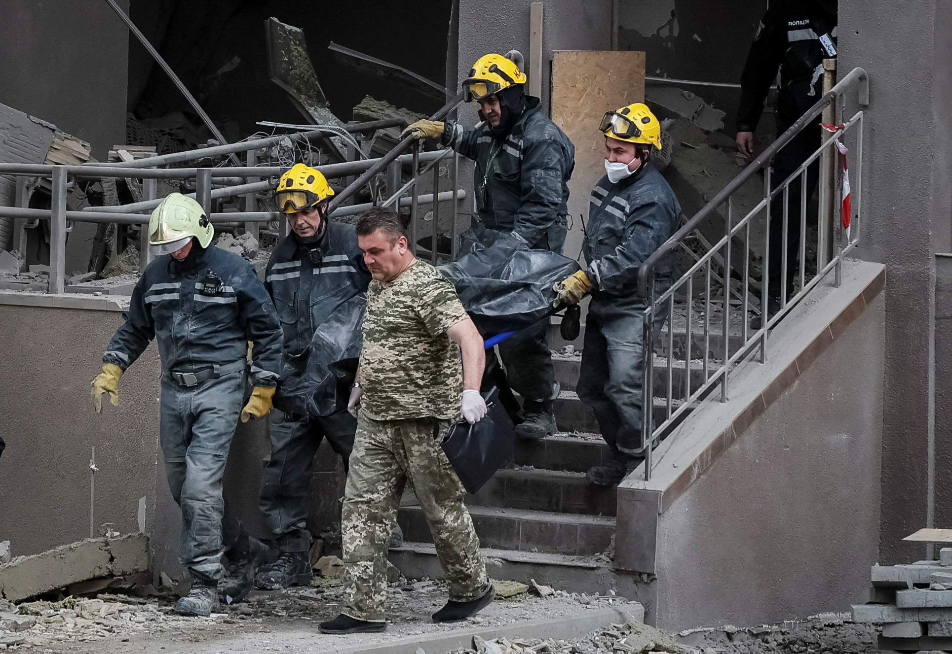 Rescatistas llevan el cuerpo de la productora de Radio Liberty Vira Hyrych, que murió en un ataque aéreo, desde un edificio de apartamentos destruido, en medio de la invasión rusa de Ucrania, en Kyiv, Ucrania 29 de abril de 2022. REUTERS/Gleb Garanich