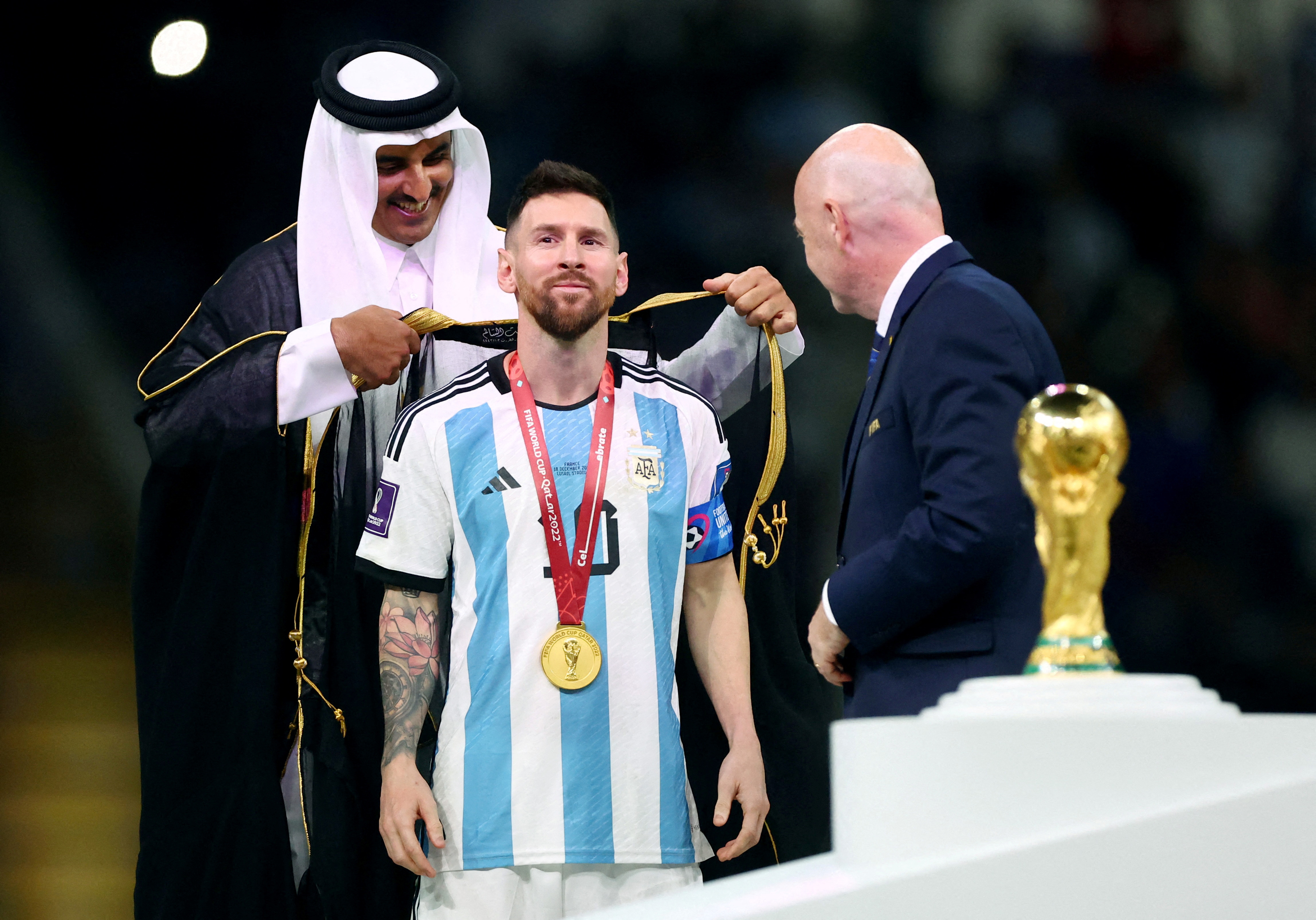 El emir Tamim Bin Hamad al Thani le coloca el bish a Messi