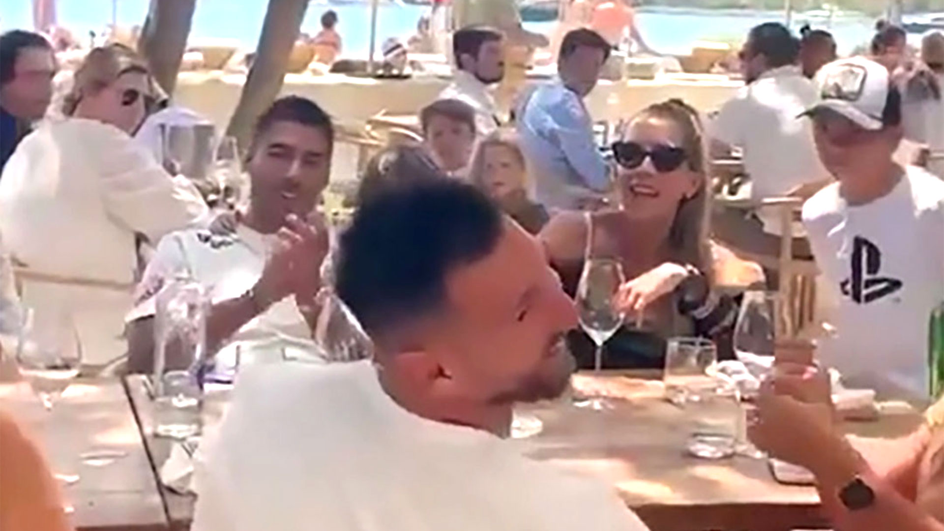 El video del almuerzo que disfrutó Lionel Messi en Ibiza: beso con Antonela Roccuzzo, abrazo de Mateo y broma de Luis Suárez
