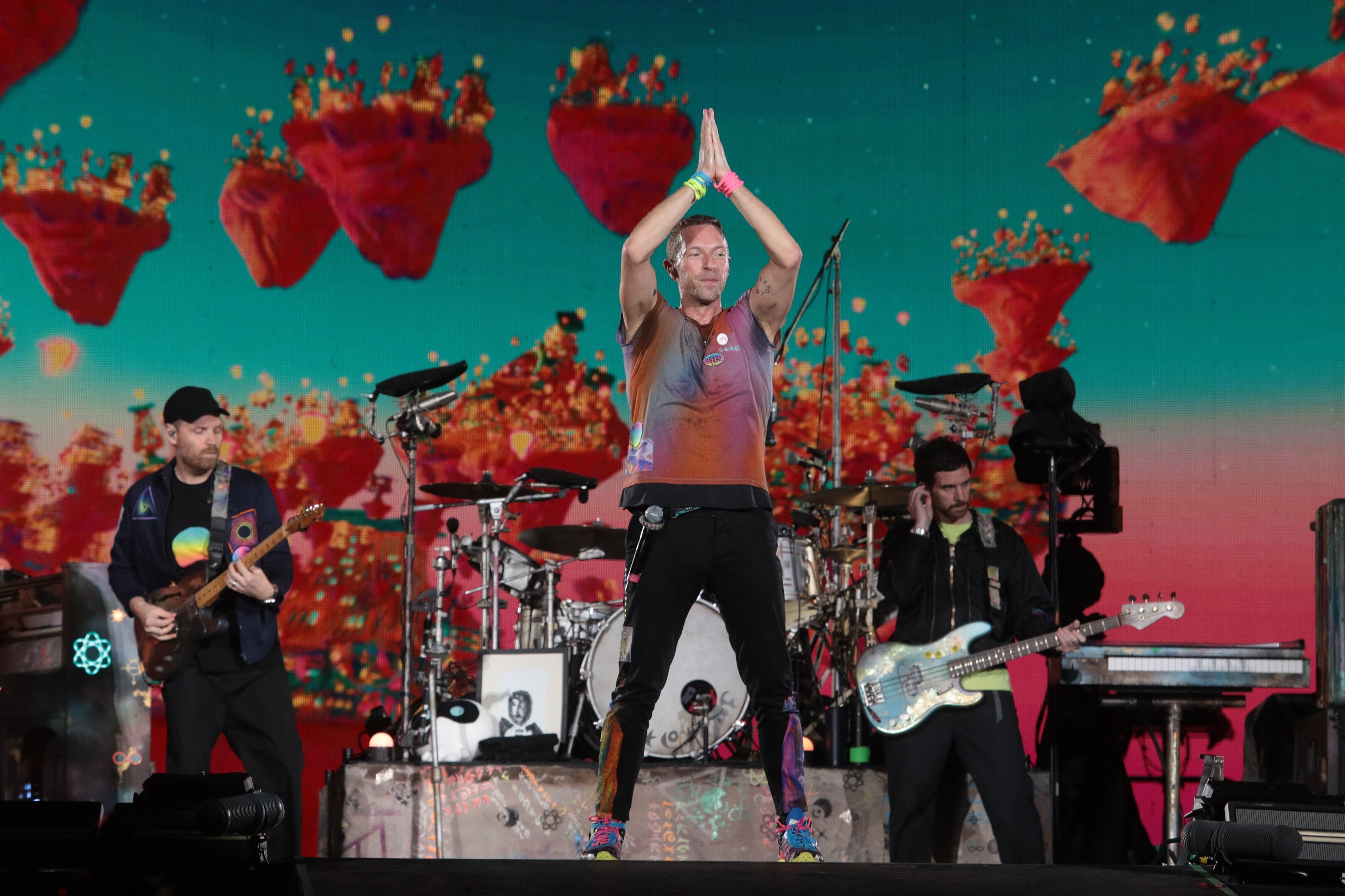 Coldplay rinde homenaje a Tina Turner en el primero de sus cuatro conciertos en el Estadio Olímpico de Barcelona