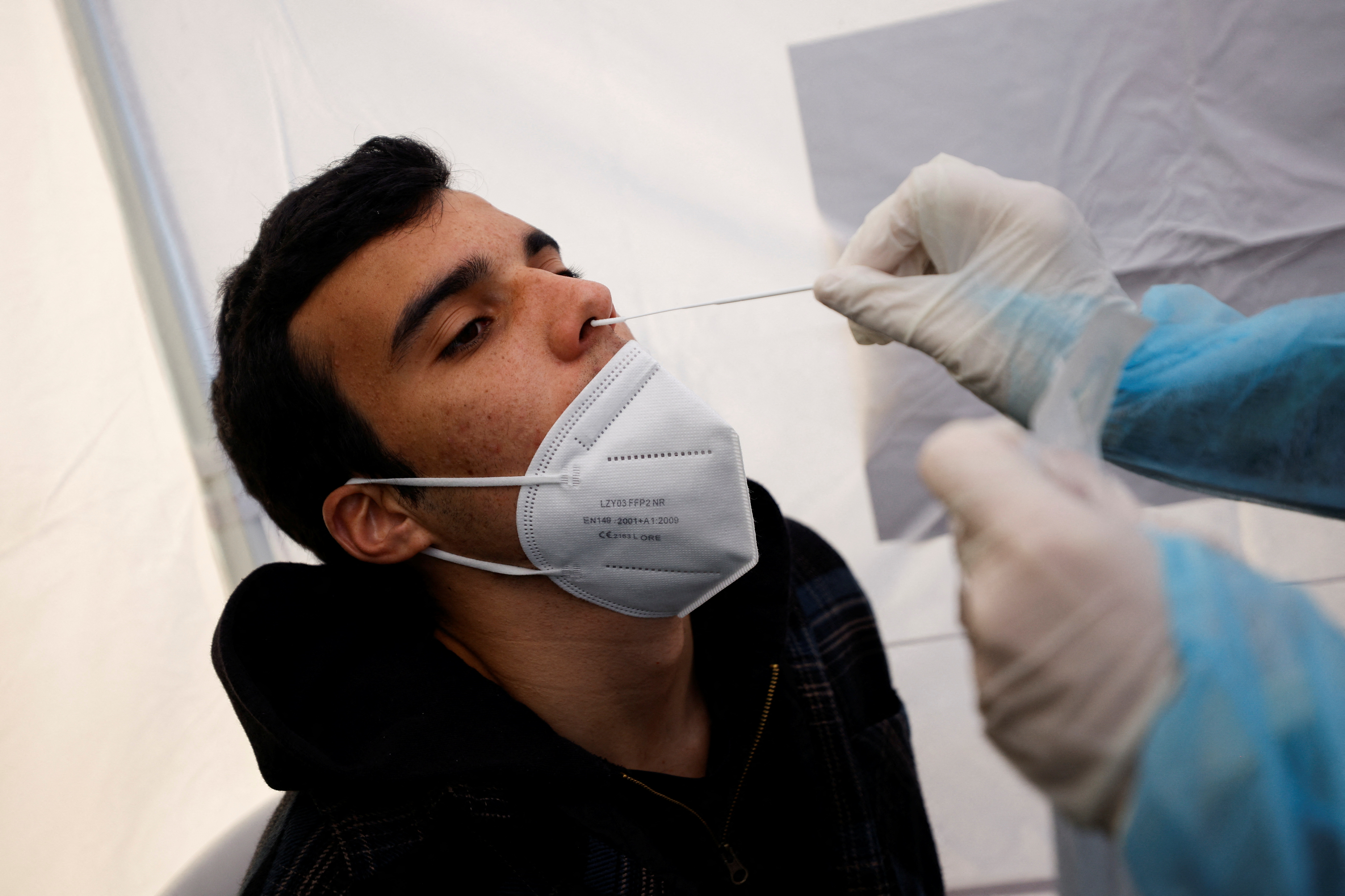 Los científicos saben que parte del contagio de Ómicron proviene de su capacidad para evadir los anticuerpos, lo que le permite ingresar fácilmente a las células de las personas vacunadas con mucha más facilidad que otras variantes. (Foto: REUTERS/Guglielmo Mangiapane)