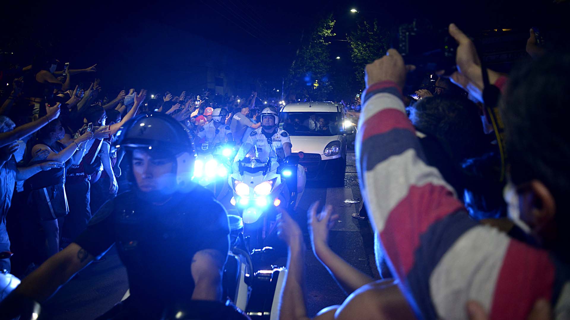 La caravana trasladando el cuerpo de Diego de la casa velatoria