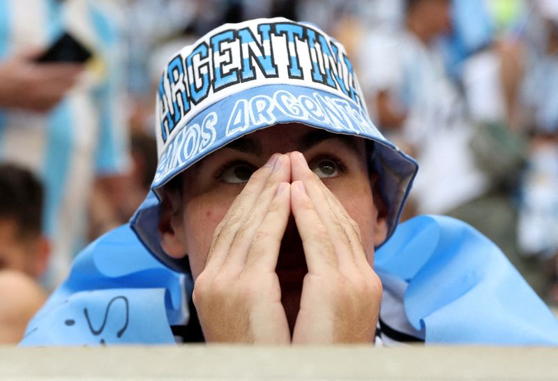 Un hincha argentino denota preocupación luego de que su selección cayó ante Arabia Saudita (Foto: Reuters)