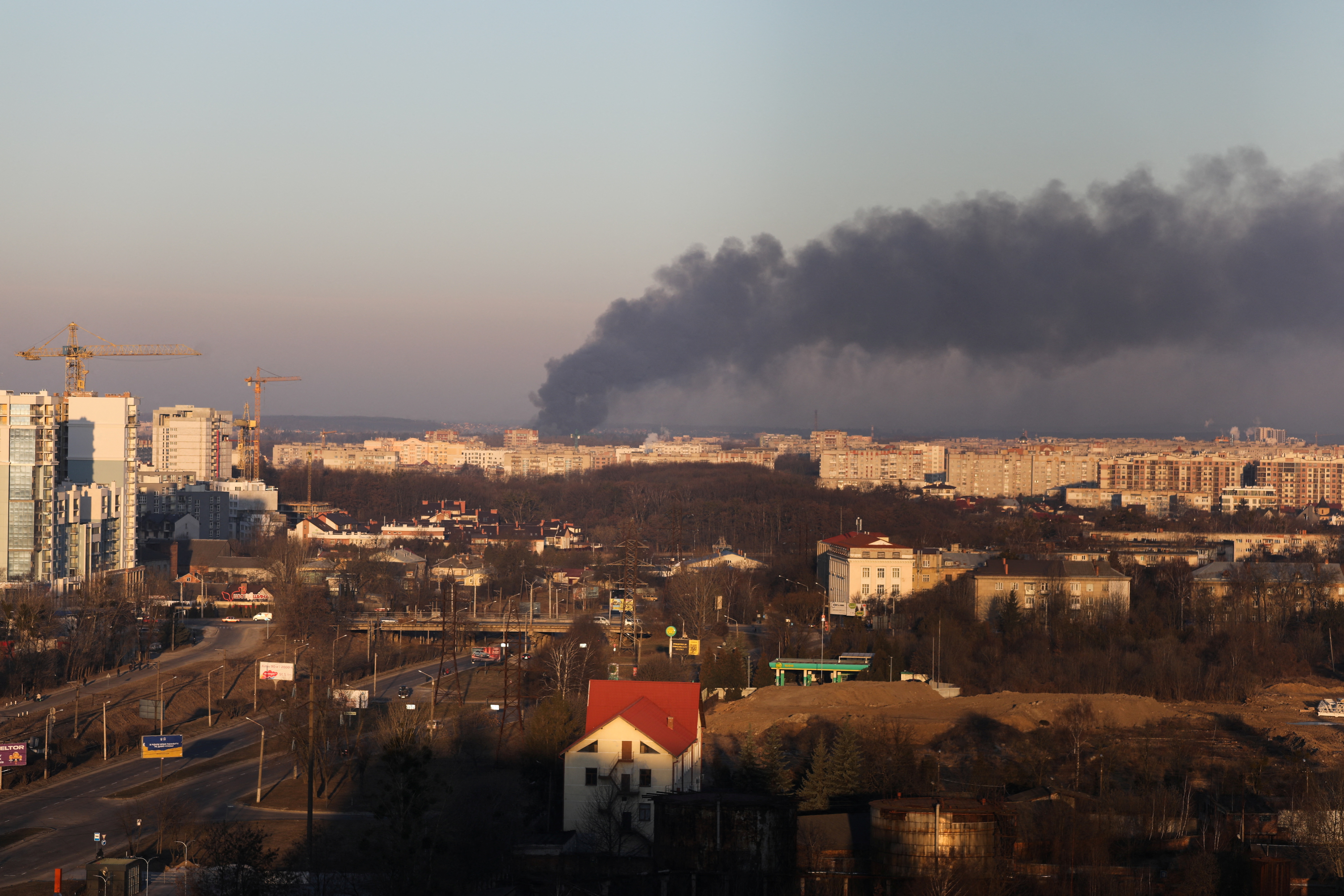 ロシア軍はリヴィウ空港付近を砲撃し 航空機修理工場を破壊した Infobae