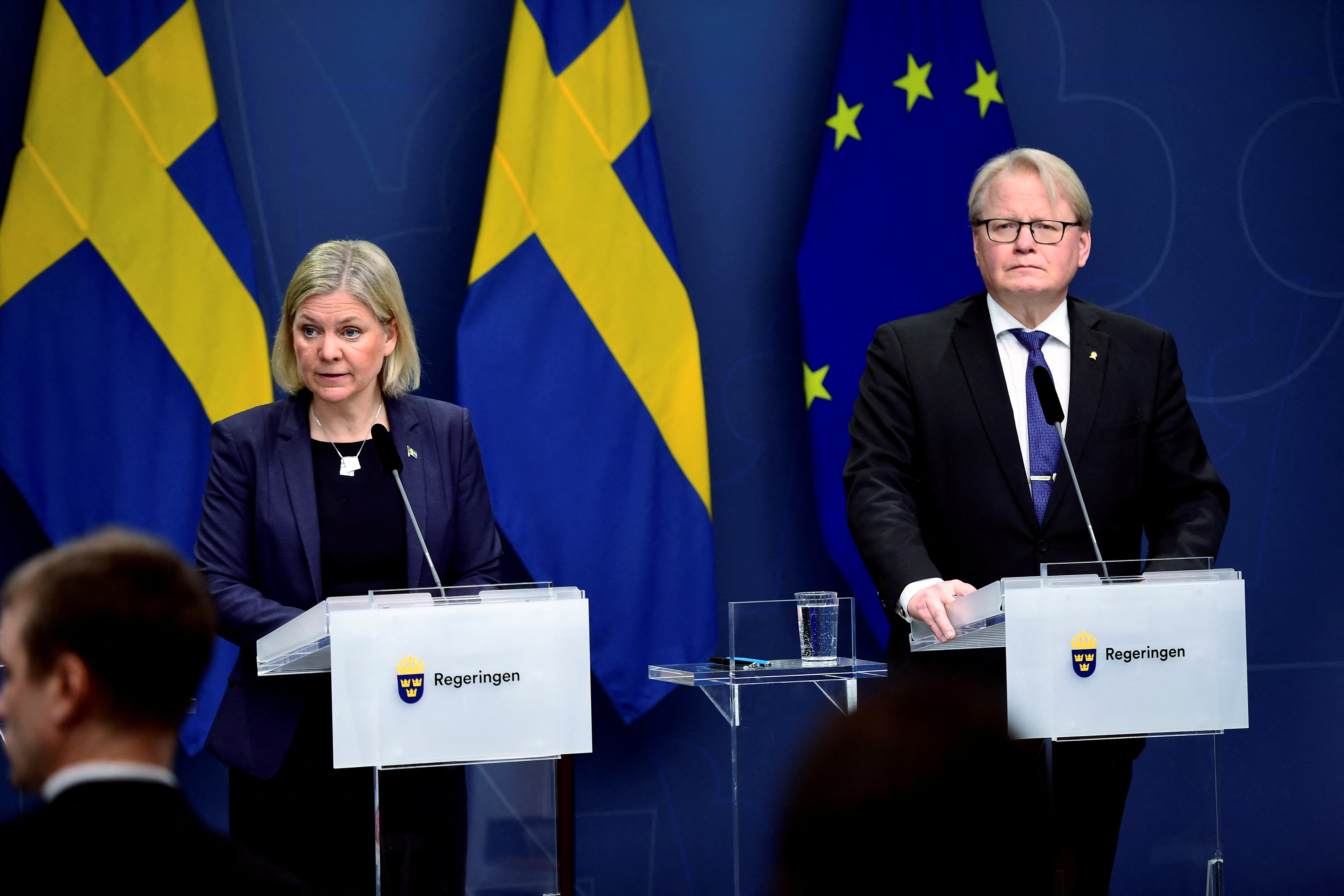 Il primo ministro svedese Magdalena Andersson e il ministro della Difesa svedese Peter Holtqvist in conferenza stampa a Stoccolma (Reuters)