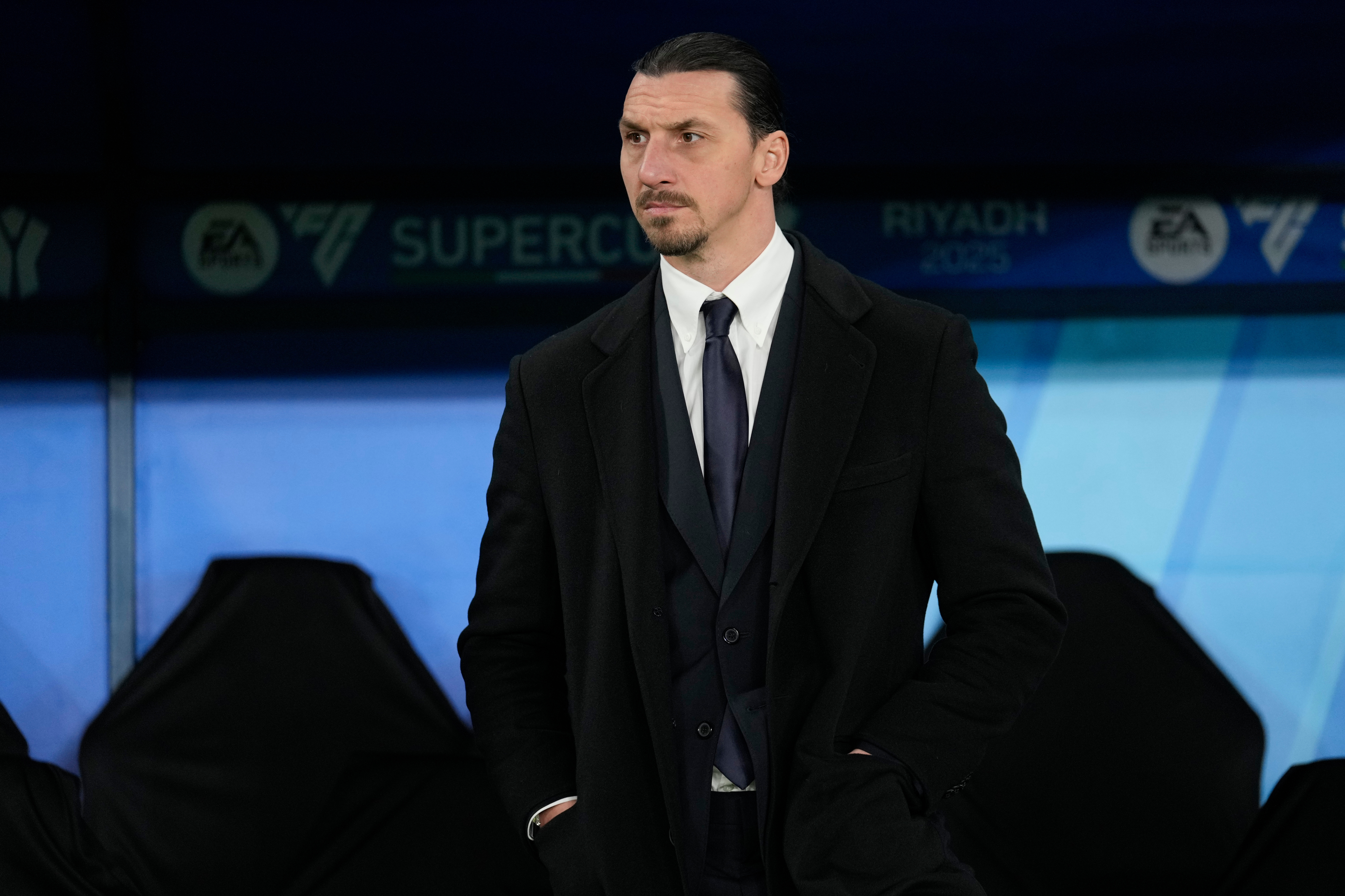 La exclusiva Ferrari negra que se regaló Zlatan Ibrahimovic por su cumpleaños: cuánto cuesta y cuál es su velocidad máxima 