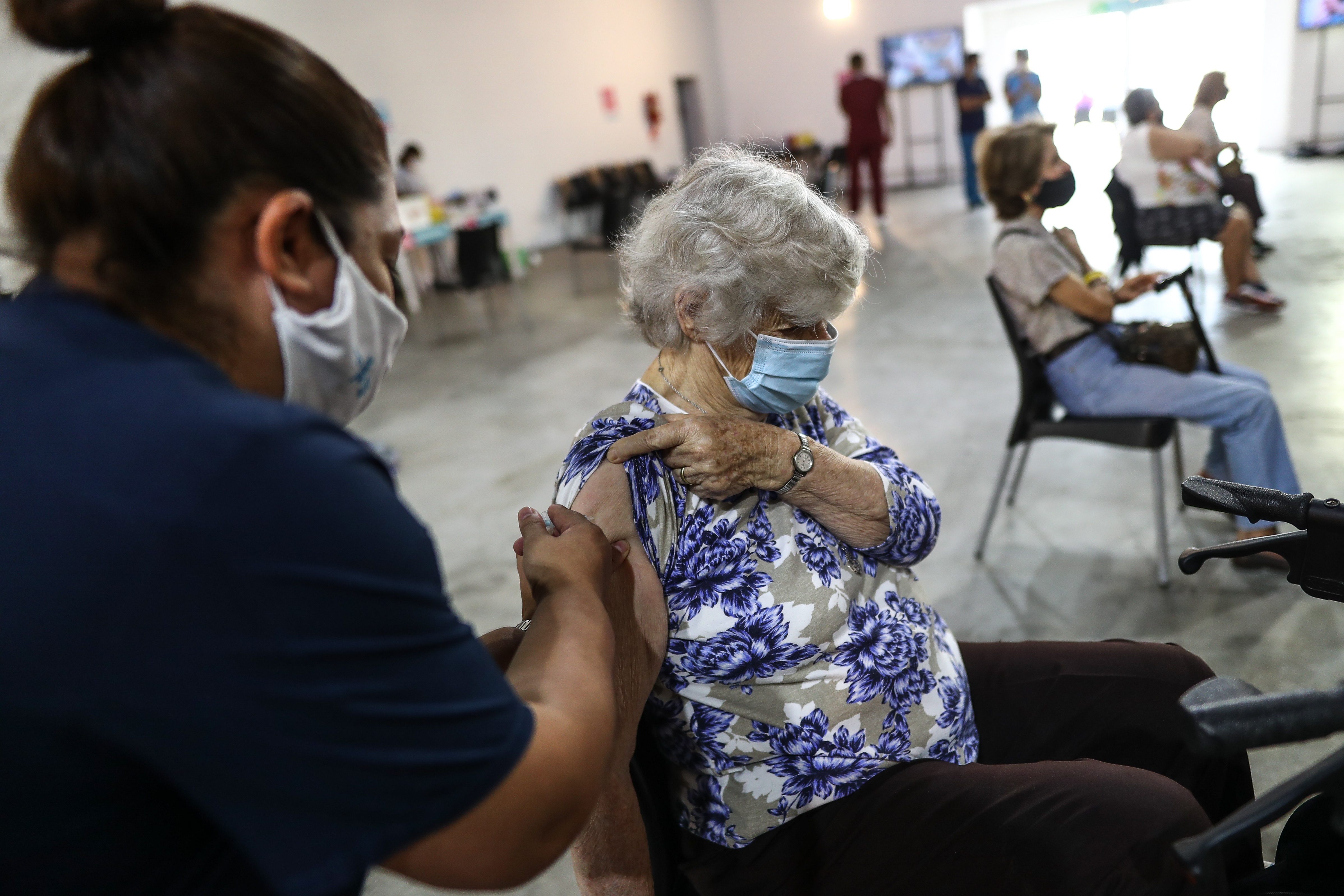Adultos mayores reciben la vacuna contra la covid-19 en una jornada de vacunación en la Provincia de Buenos Aires (EFE)
