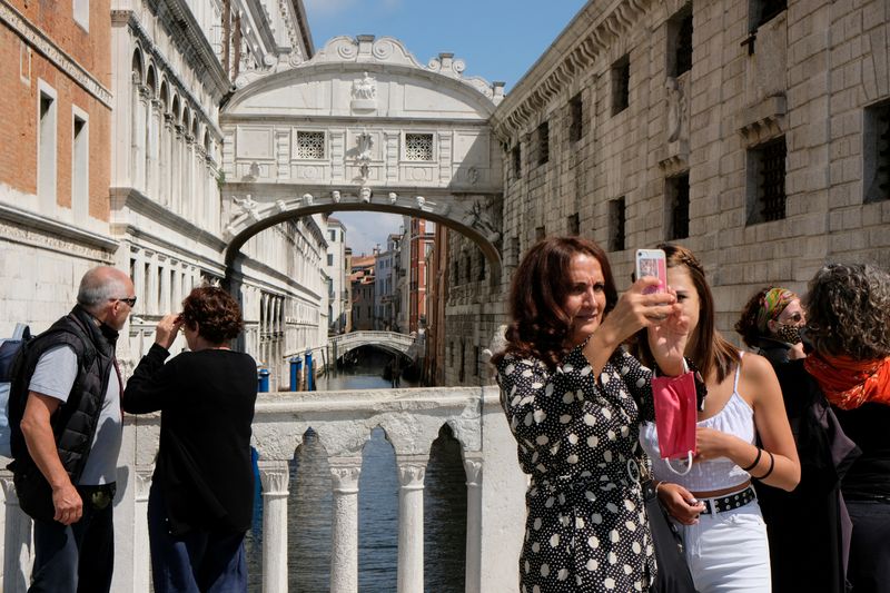 Los turistas extranjeros que lleguen a Italia ya no deberán completar la declaración jurada de localización de pasajeros (REUTERS/Manuel Silvestri/Archivo)