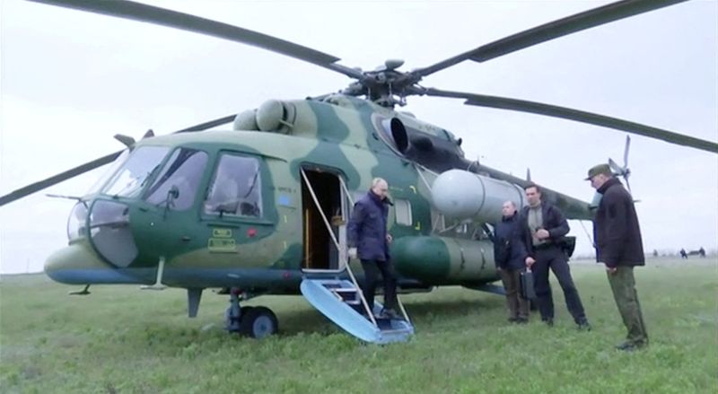 El presidente ruso Vladimir Putin baja de un helicóptero mientras visita el cuartel general del grupo Dnieper en Kherson (Kremlin/Reuters)