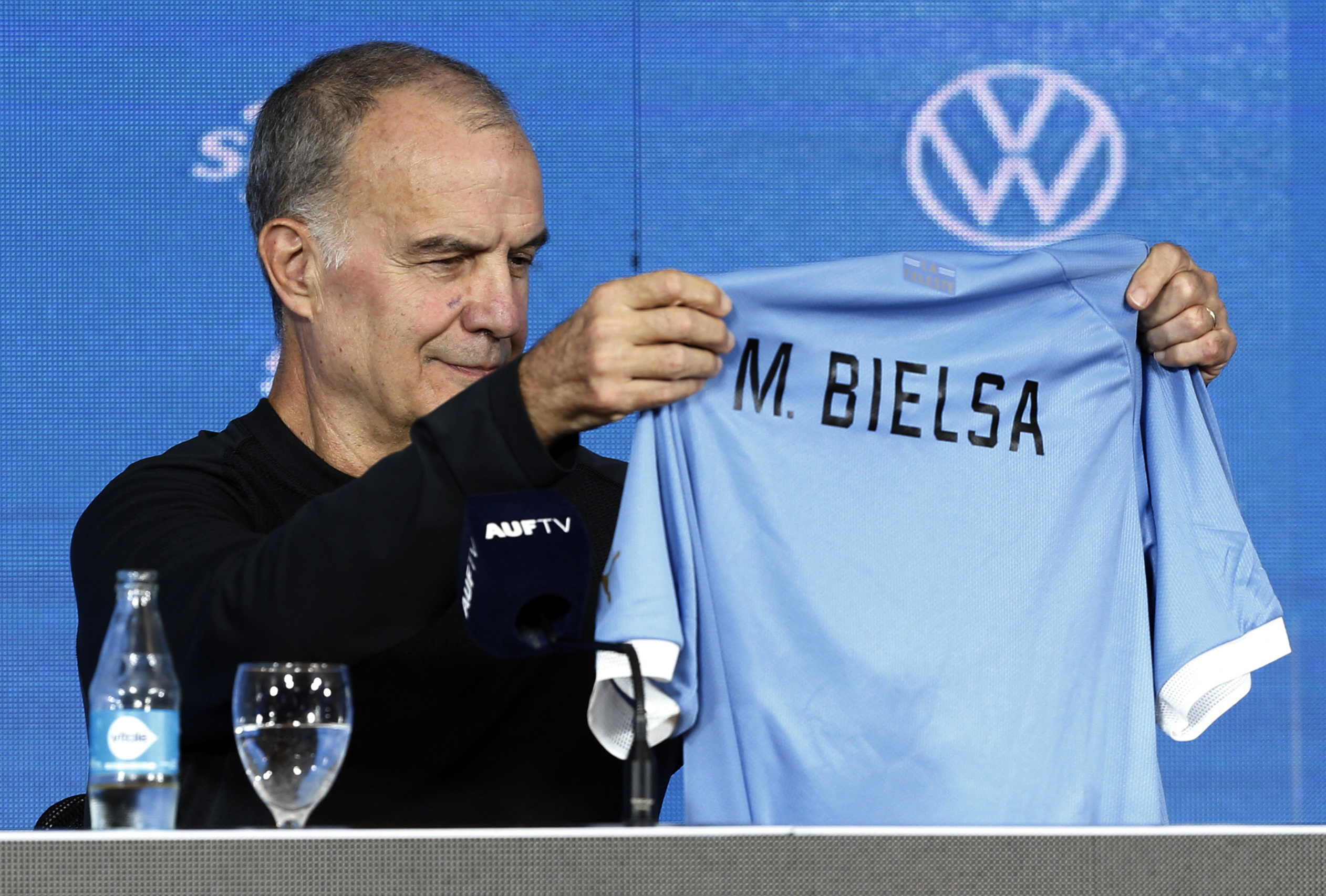 Marcelo Bielsa fue presentado como entrenador de Uruguay: “No tuvieron que convencerme, casi diría que todo lo contrario”