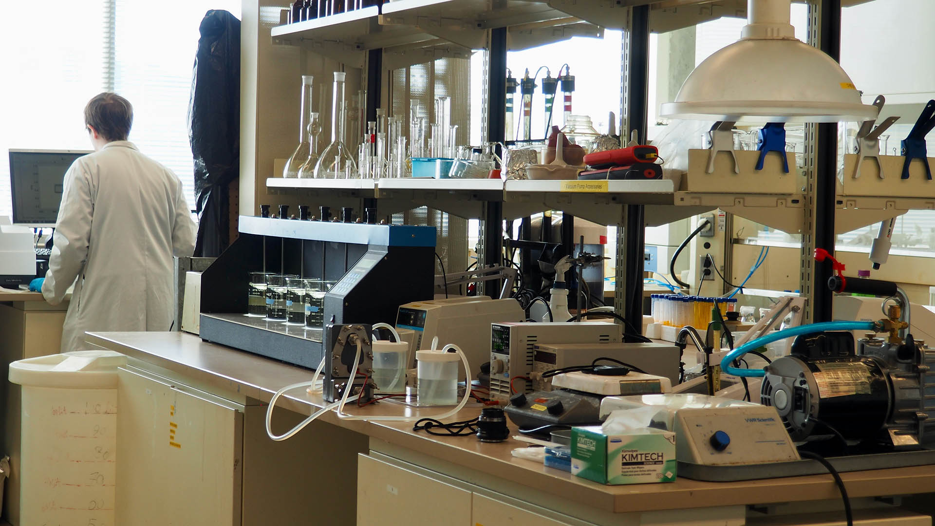 Vista general de uno de los dos laboratorios donde trabaja el grupo Mohseni. Foto de la Universidad de Columbia Británica por Lou Bosshart
