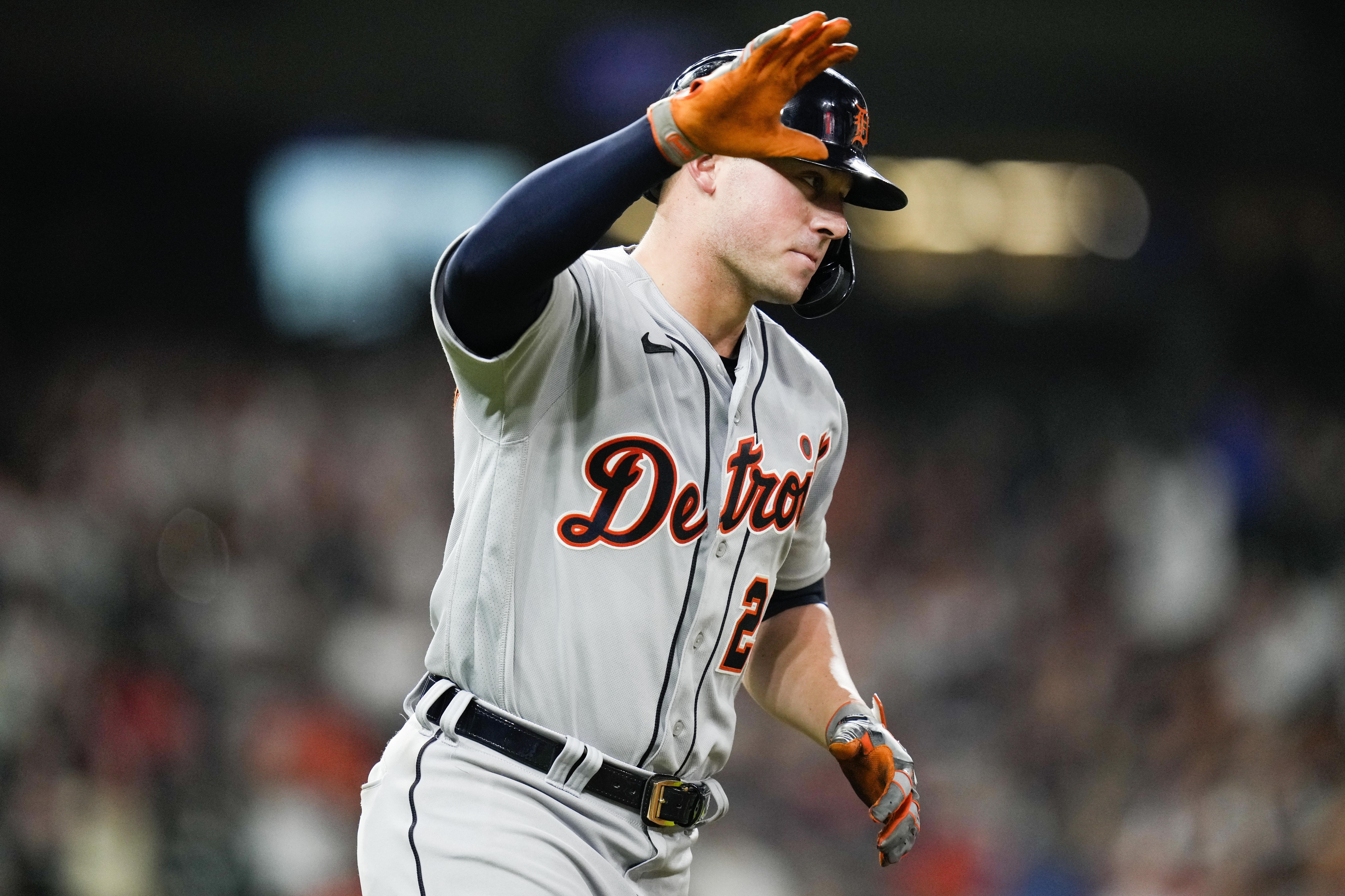 Spencer Torkelson, de los Tigres de Detroit, recorre las bases luego de conectar un jonrón de dos carreras en el duelo ante los Astros de Houston, el martes 4 de abril de 2023 (AP Foto/Eric Christian Smith)