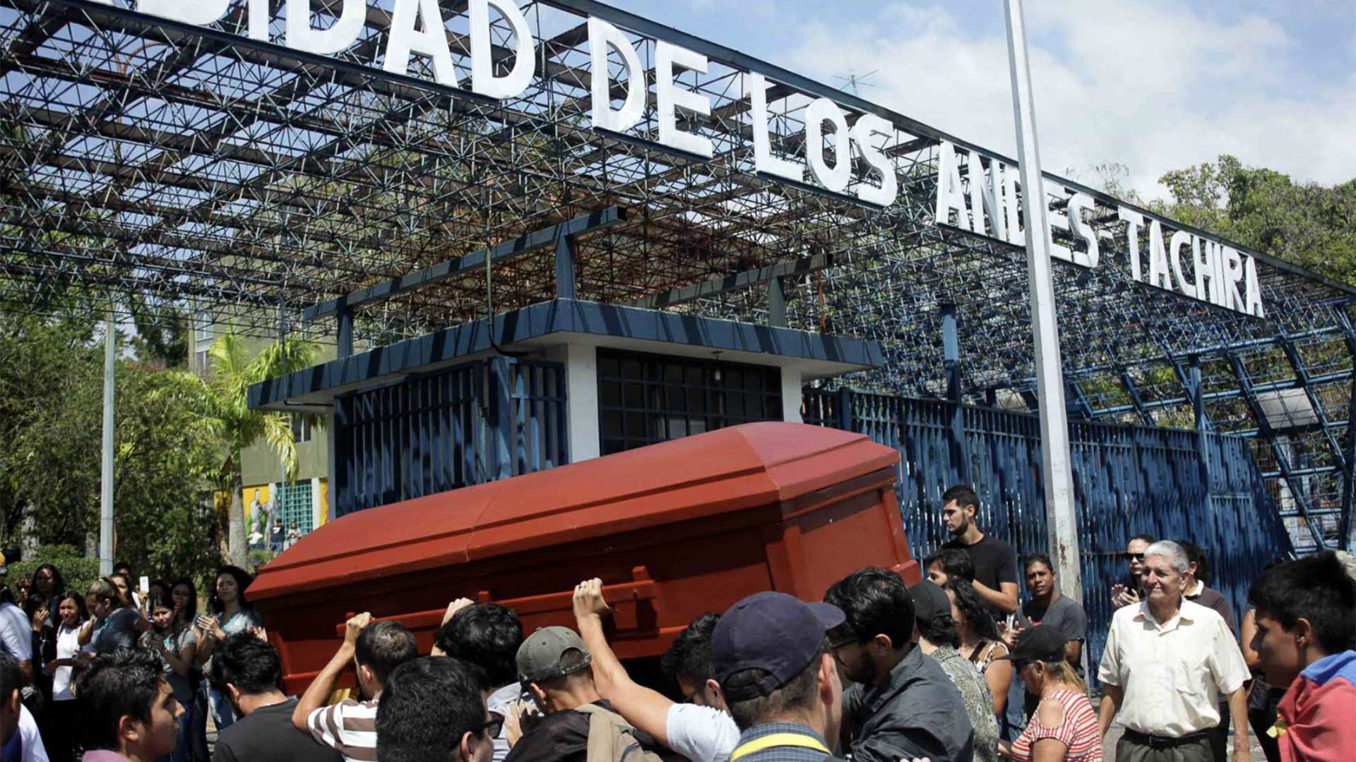 La Universidad de los Andes en Tachira recibe el féretro del estudiante de periodismo Luigi Ángel Guerrero Ovalles asesinado en una protesta en enero 2019.