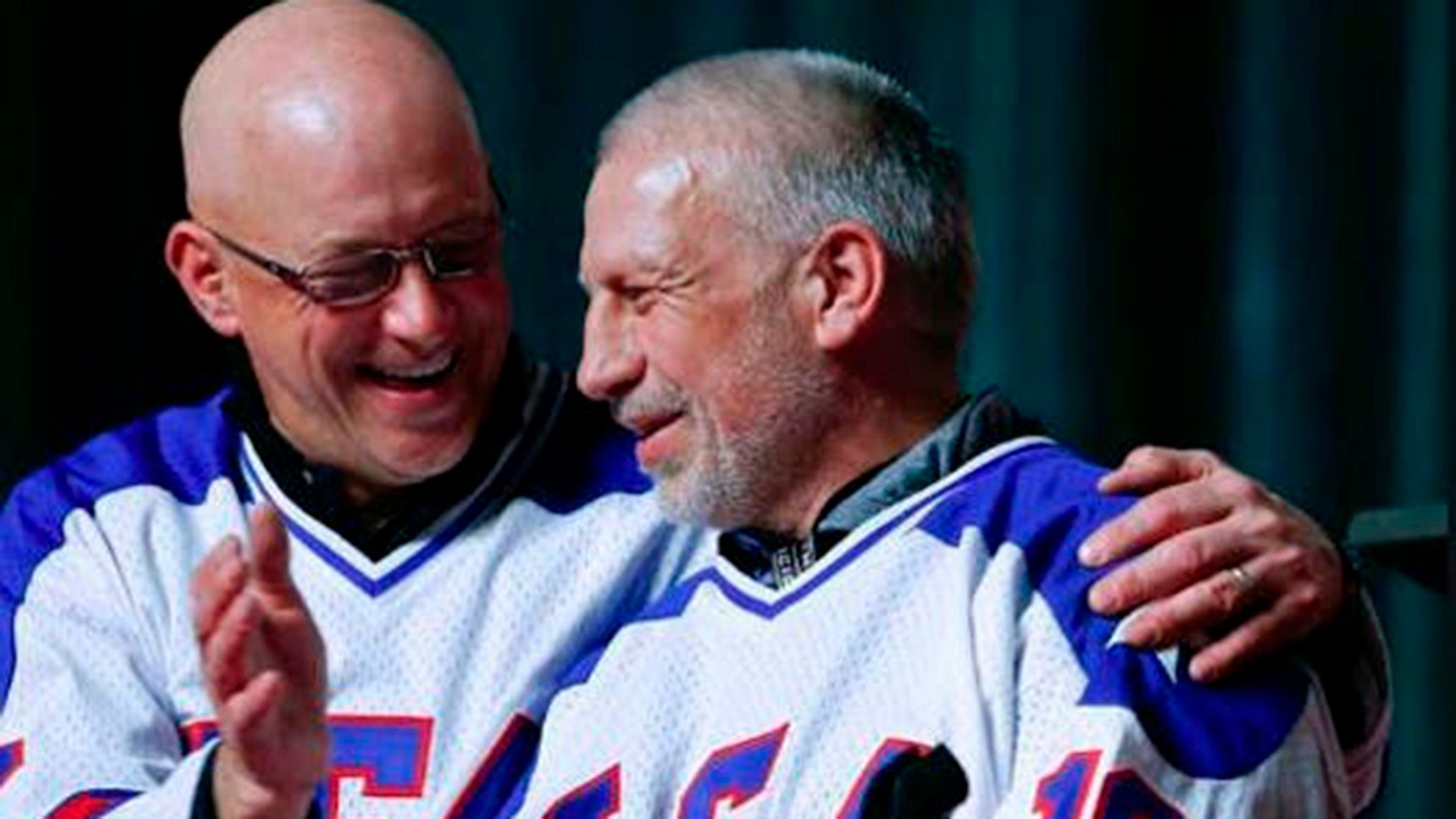 Jack O'Callahan, a la izquierda, y Mark Pavelich, del equipo estadounidense de hockey sobre hielo de 1980, hablaron durante la reunión «Revive el milagro» en el Herb Brooks Arena el sábado 21 de febrero de 2015 en Lake Placid, Nueva York.