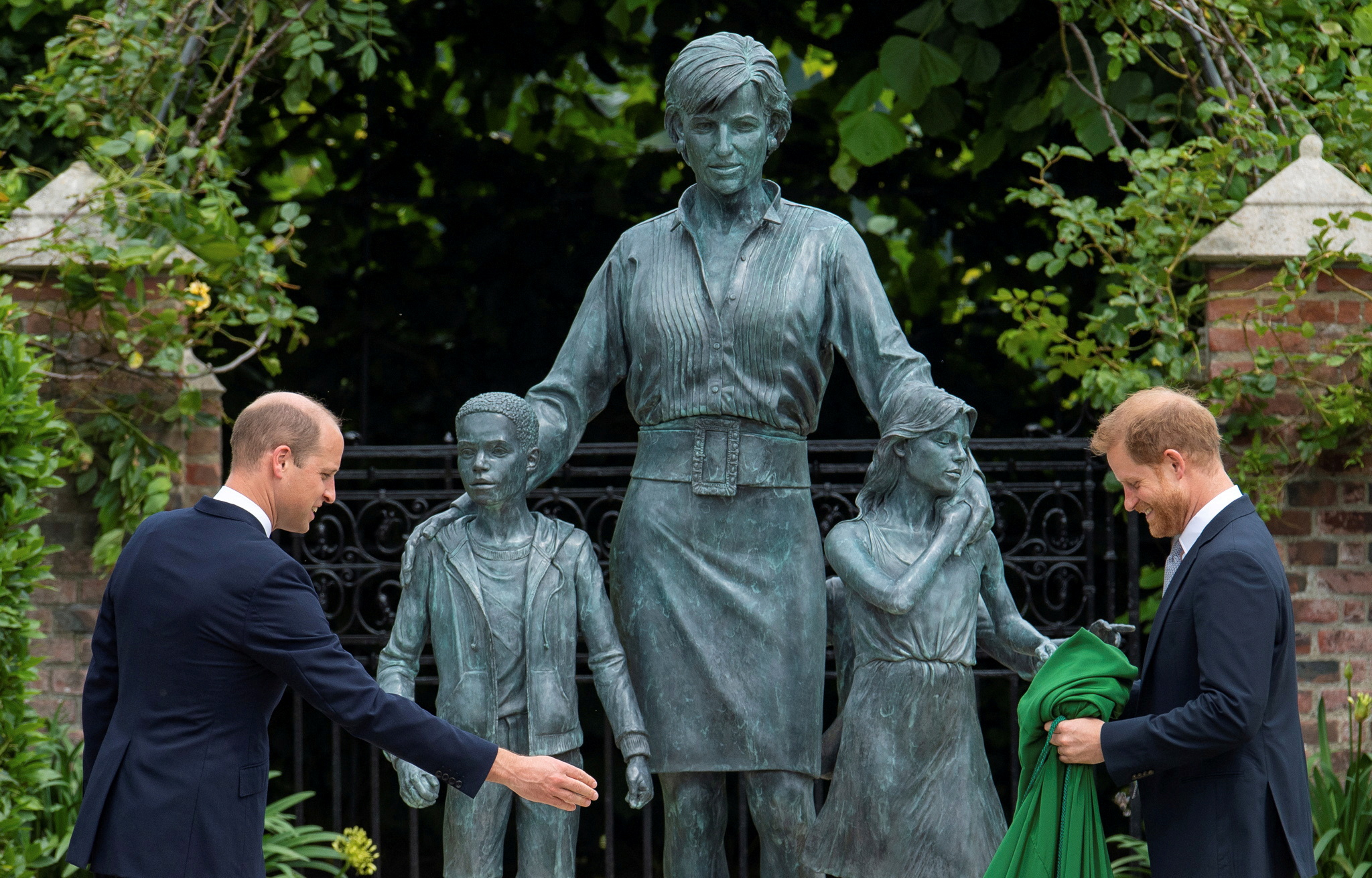 FOTO DE ARCHIVO: los príncipes William, duque de Cambridge, y Harry, duque de Sussex, durante la inauguración de una estatua que encargaron de su madre Diana, princesa de Gales, en el Jardín Sunken Garden del Palacio de Kensington, Londres, el 1 de julio de 2021 (Reuters)