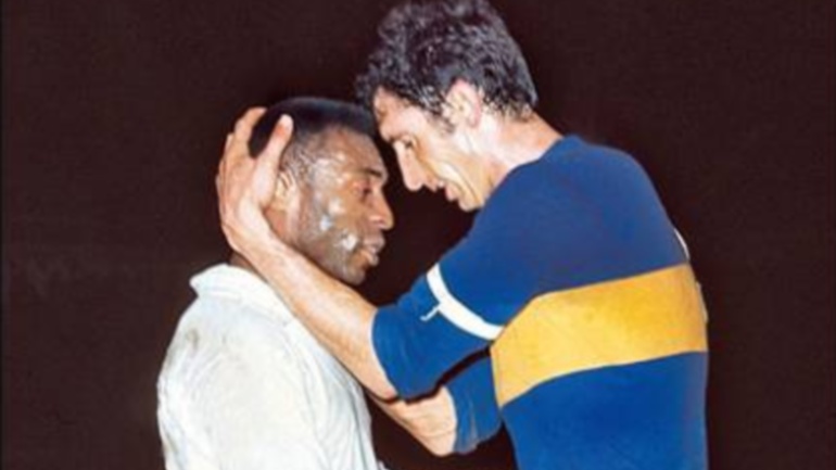 Pelé durante un encuentro entre Boca y Santos