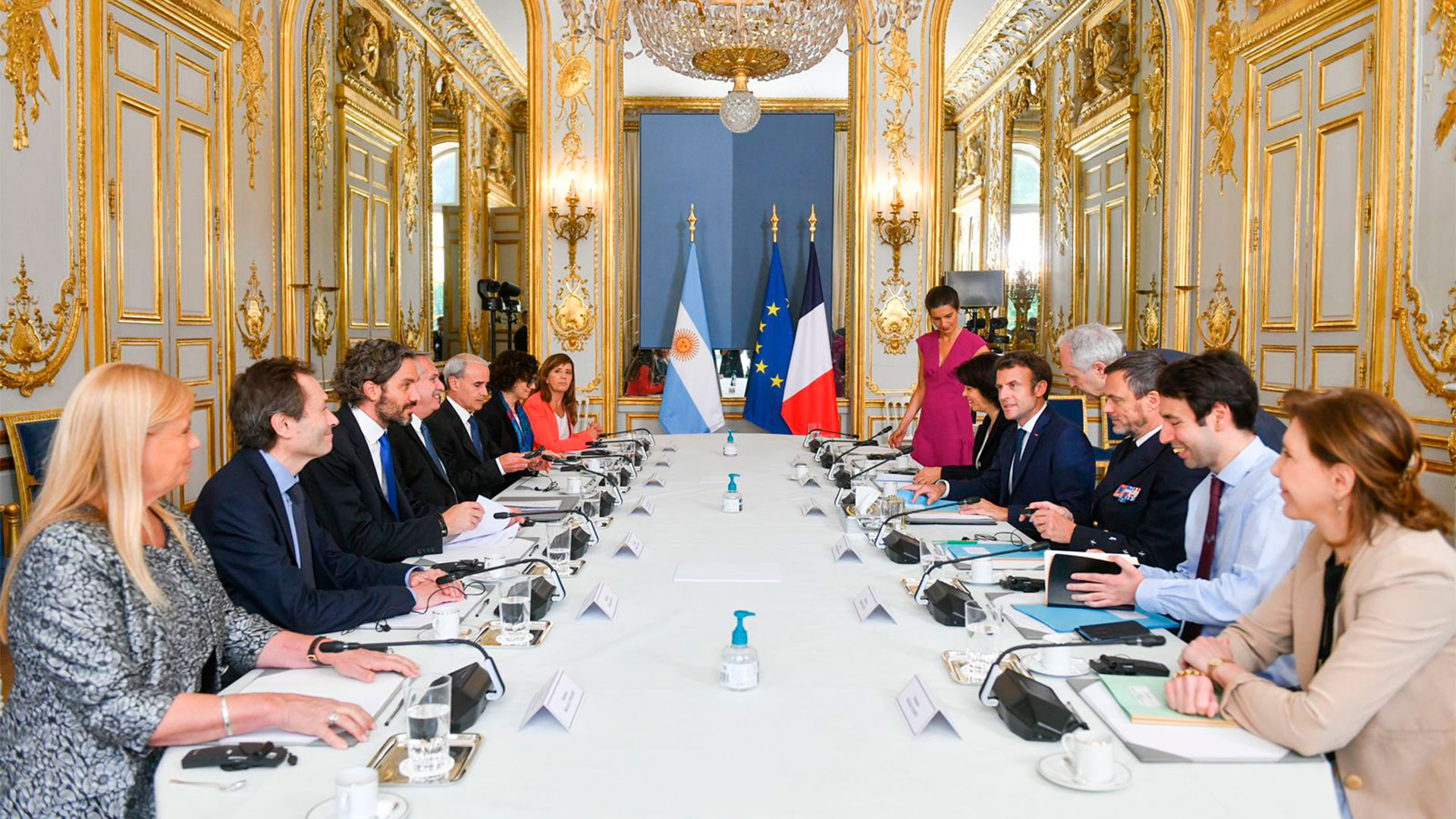 French President Emmanuel Macron leads the meeting with the Argentine delegation, which included Claudia Losardo, the former Minister of Justice who was assigned as ambassador to UNESCO when the friction between Alberto Fernández and Kirchnerism began
