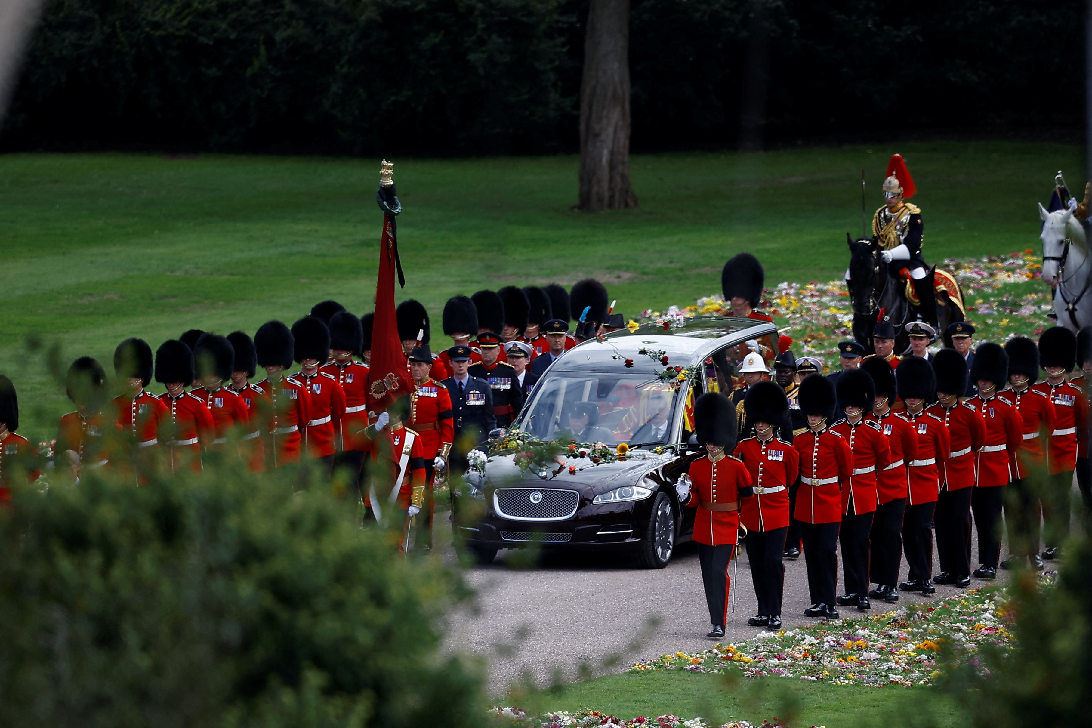 El coche fúnebre que lleva el ataúd de la reina Isabel de Gran Bretaña llega al Castillo de Windsor. 