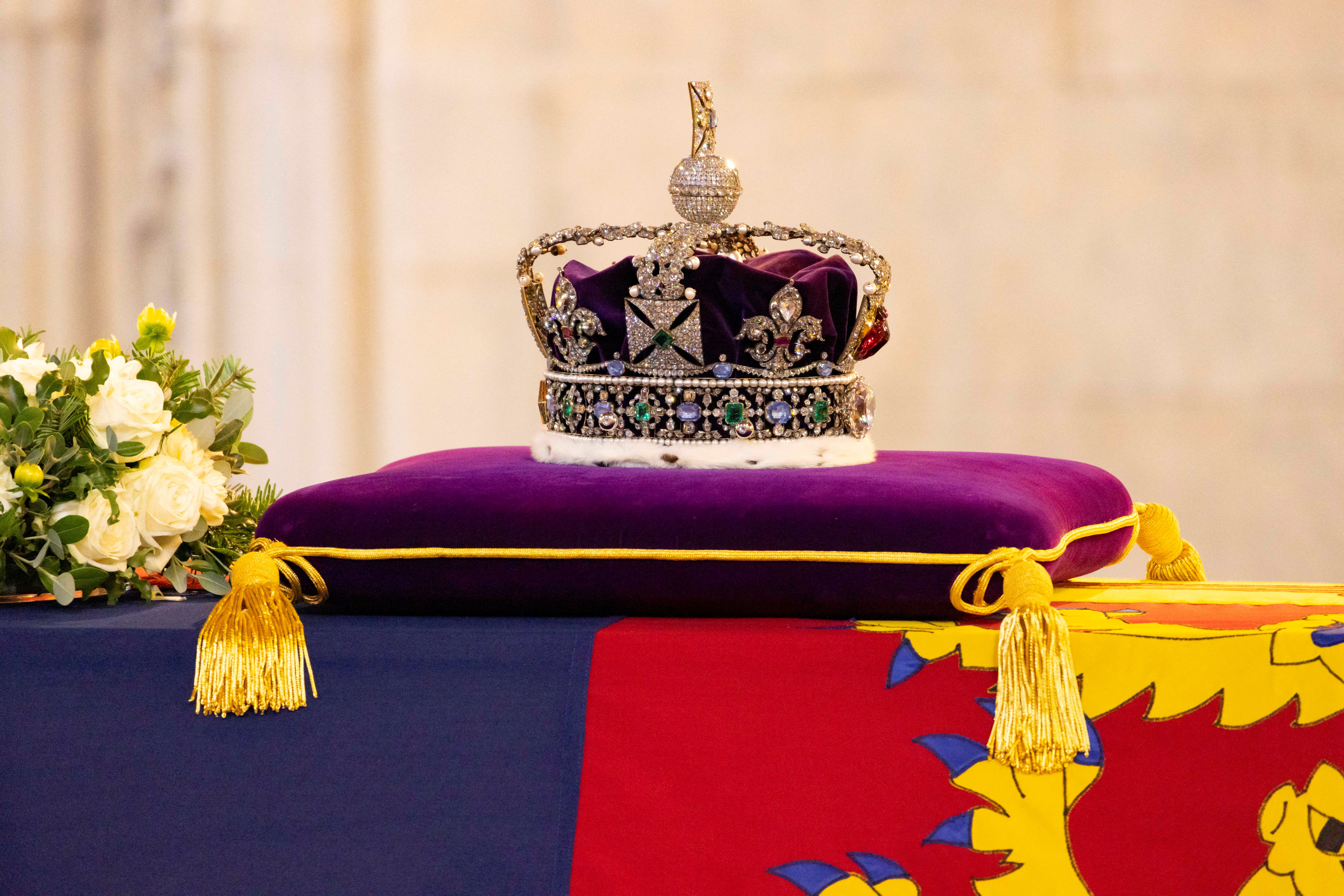 El ataúd de la reina Isabel, envuelto en un estandarte real y adornado con la corona del estado imperial, se muestra durante la recepción de su estado en Westminster Hall en Londres, Gran Bretaña